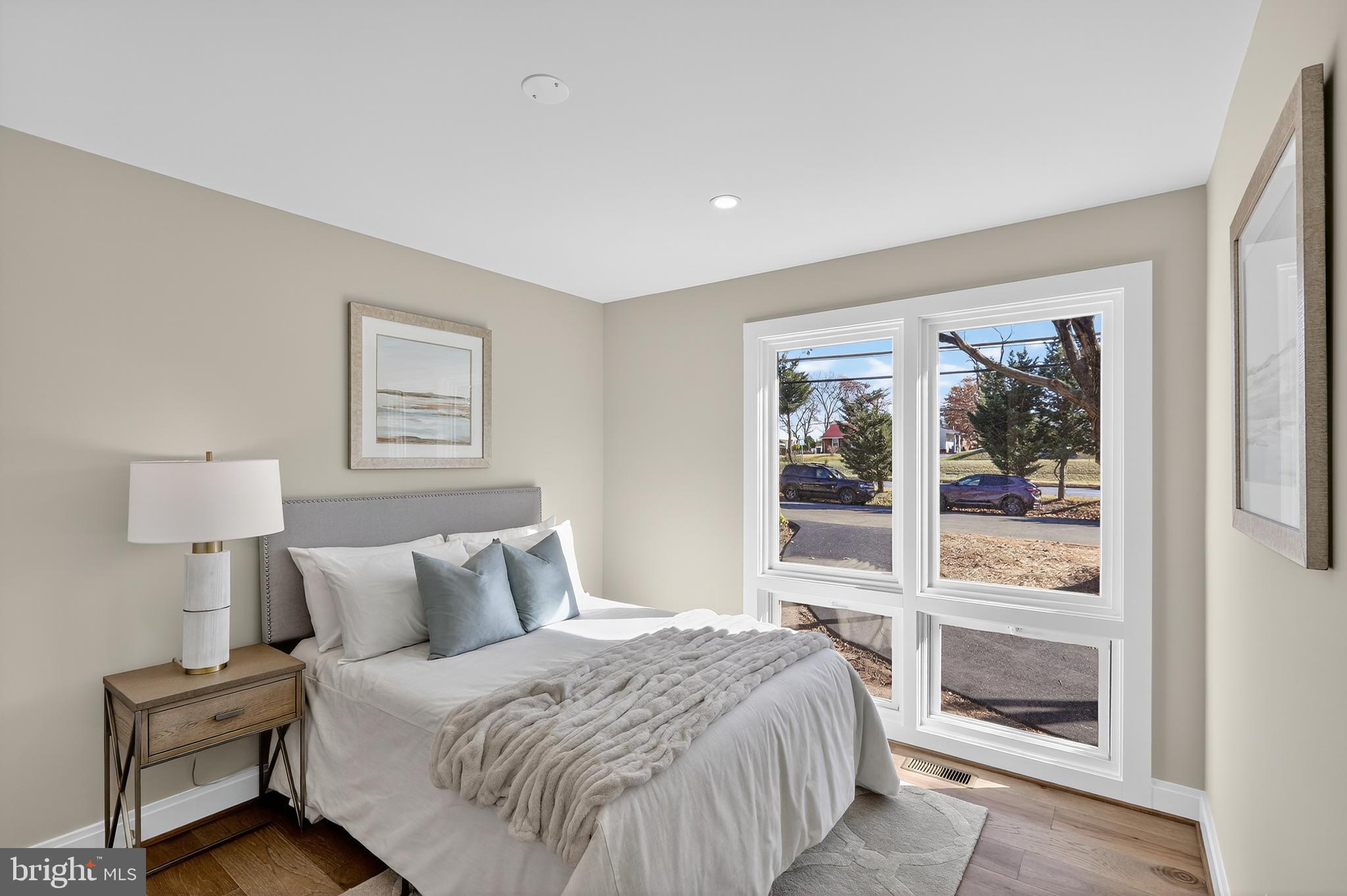 LAKE BARCROFT - Residential