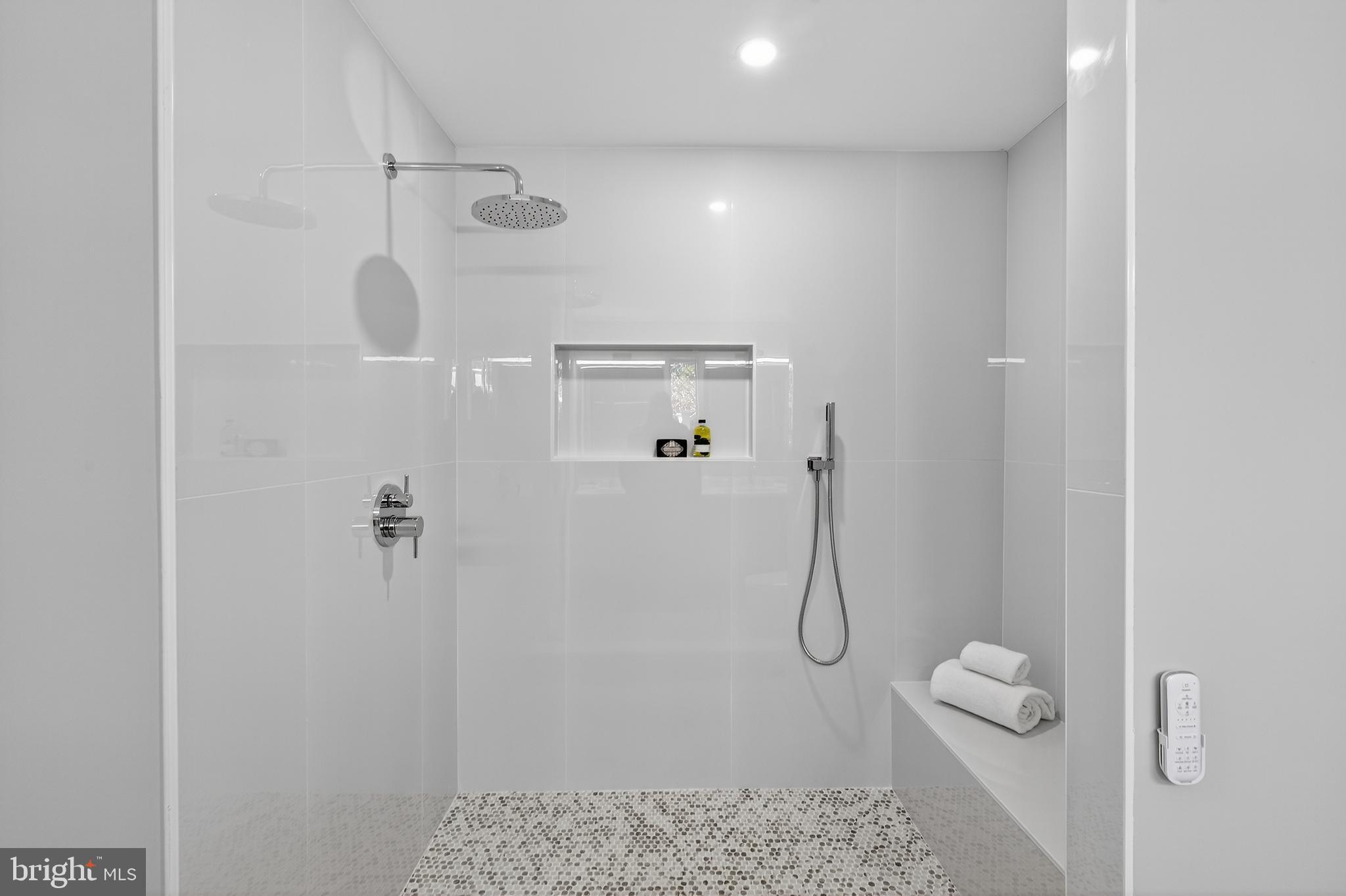 LAKE BARCROFT - Residential