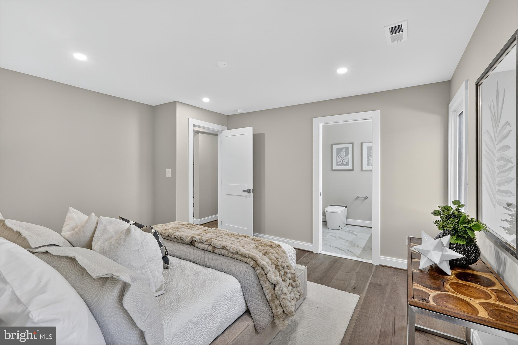 LAKE BARCROFT - Residential