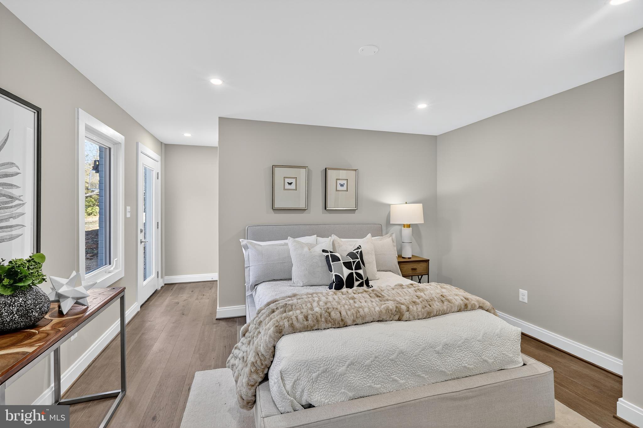 LAKE BARCROFT - Residential