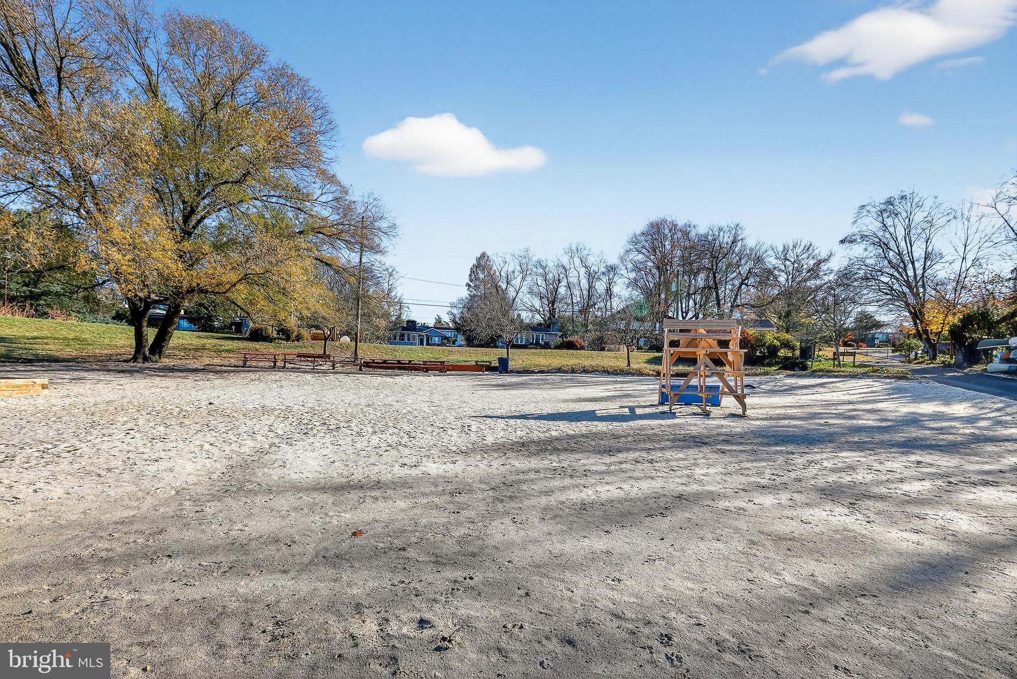 LAKE BARCROFT - Residential