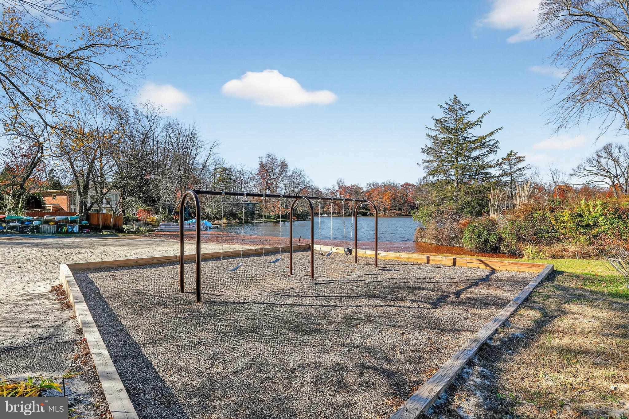 LAKE BARCROFT - Residential