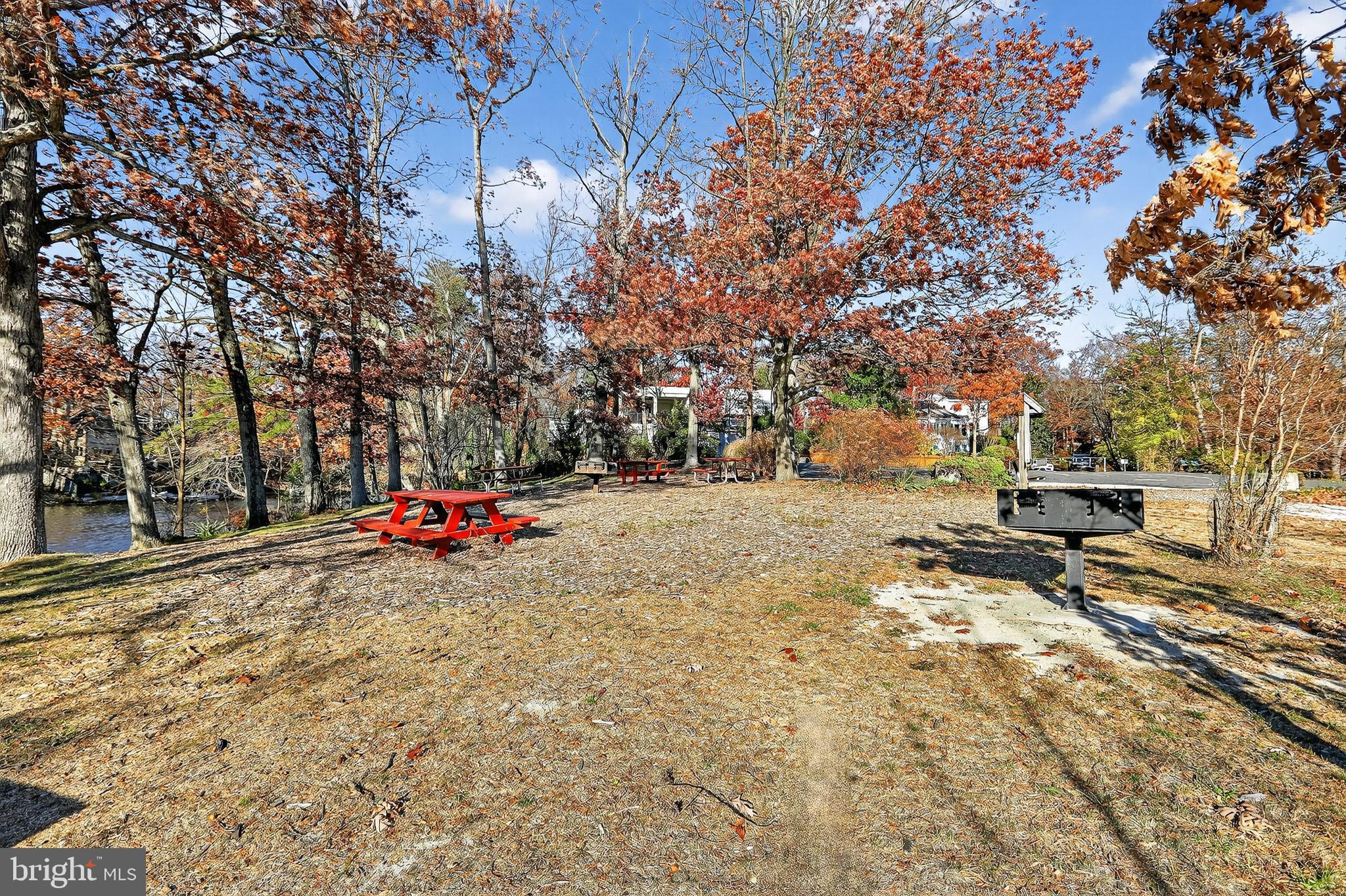 LAKE BARCROFT - Residential