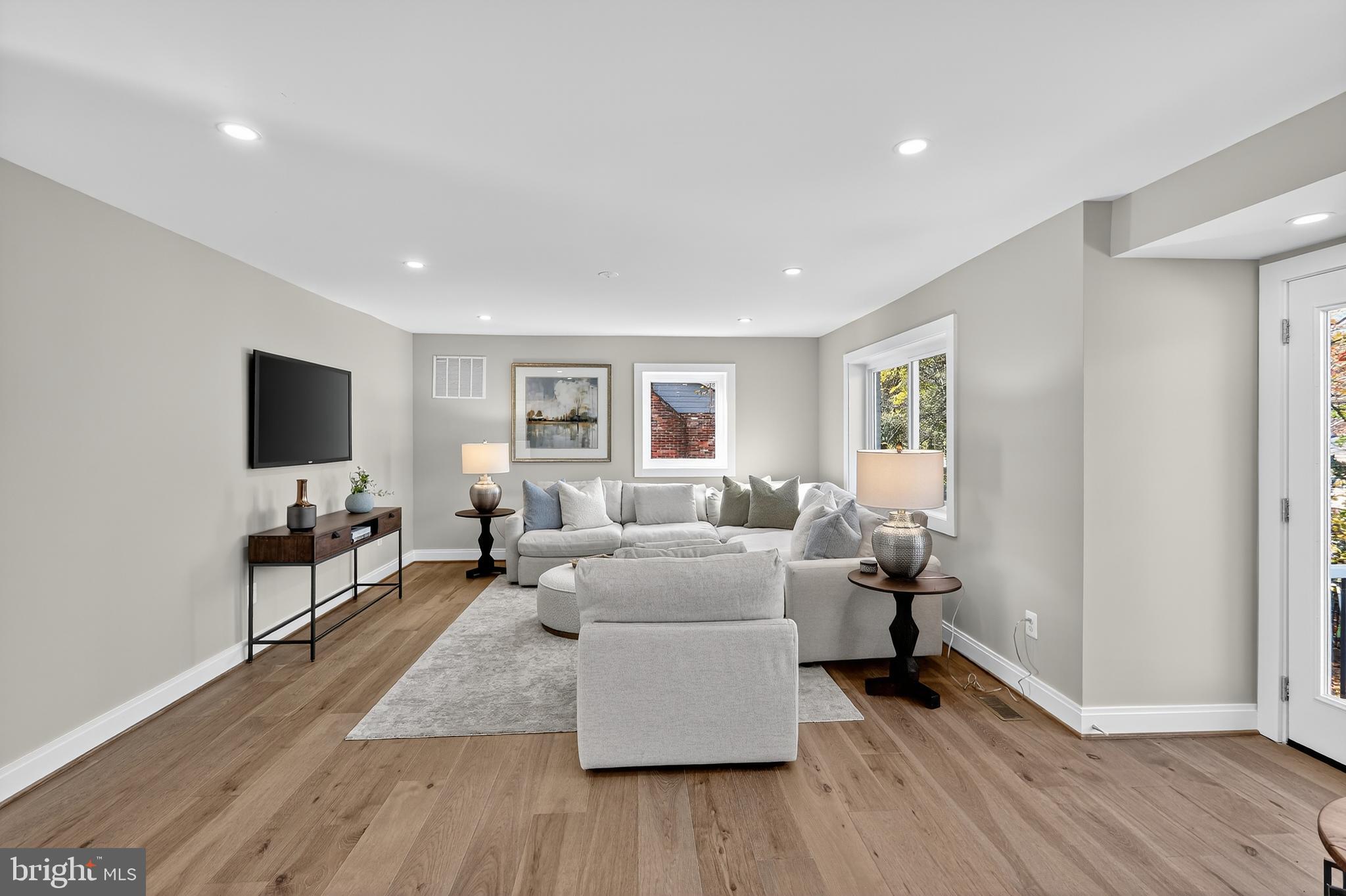 LAKE BARCROFT - Residential