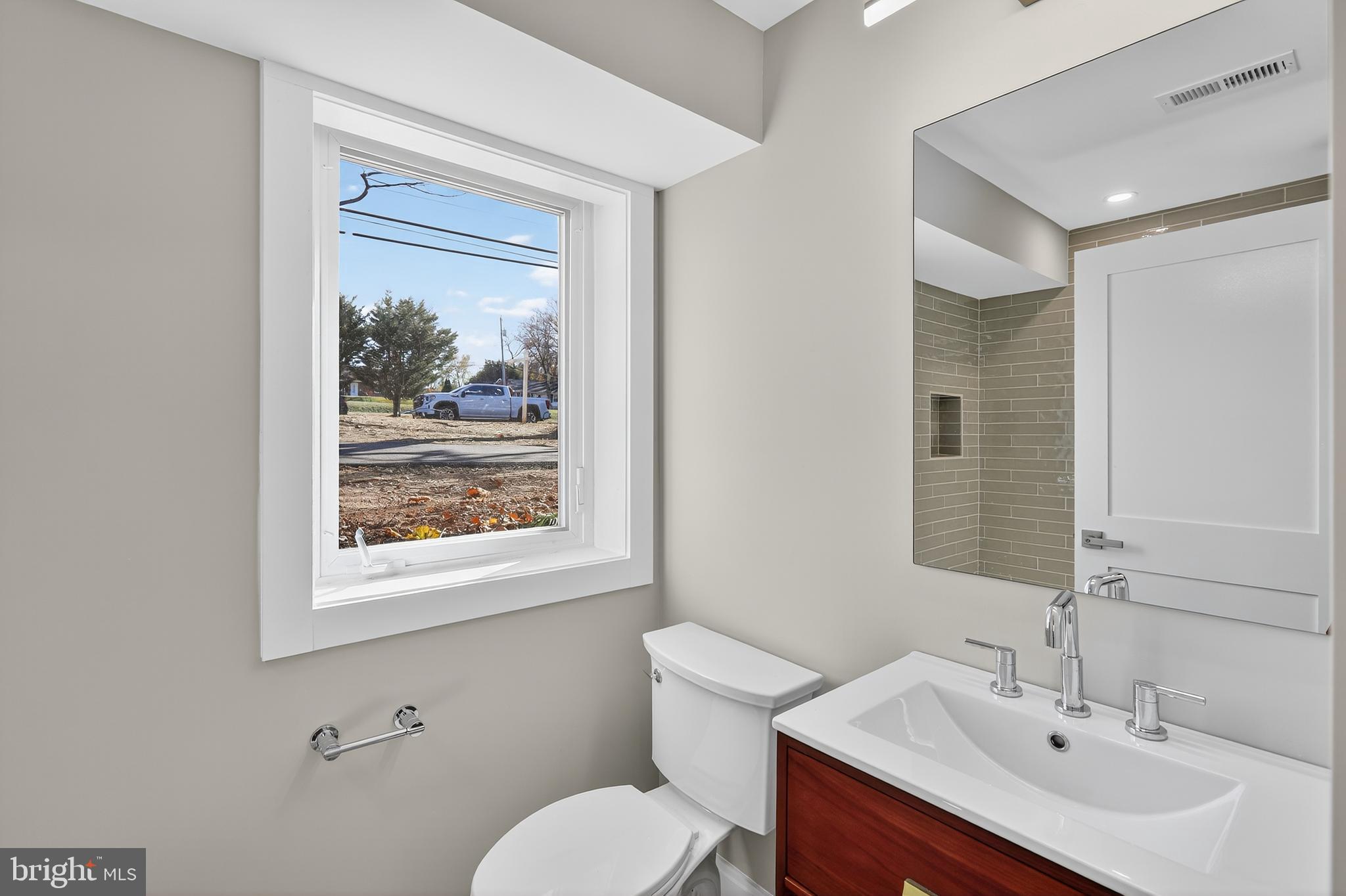 LAKE BARCROFT - Residential