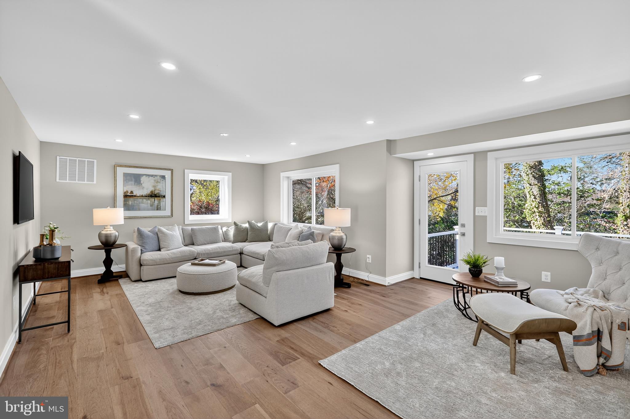 LAKE BARCROFT - Residential