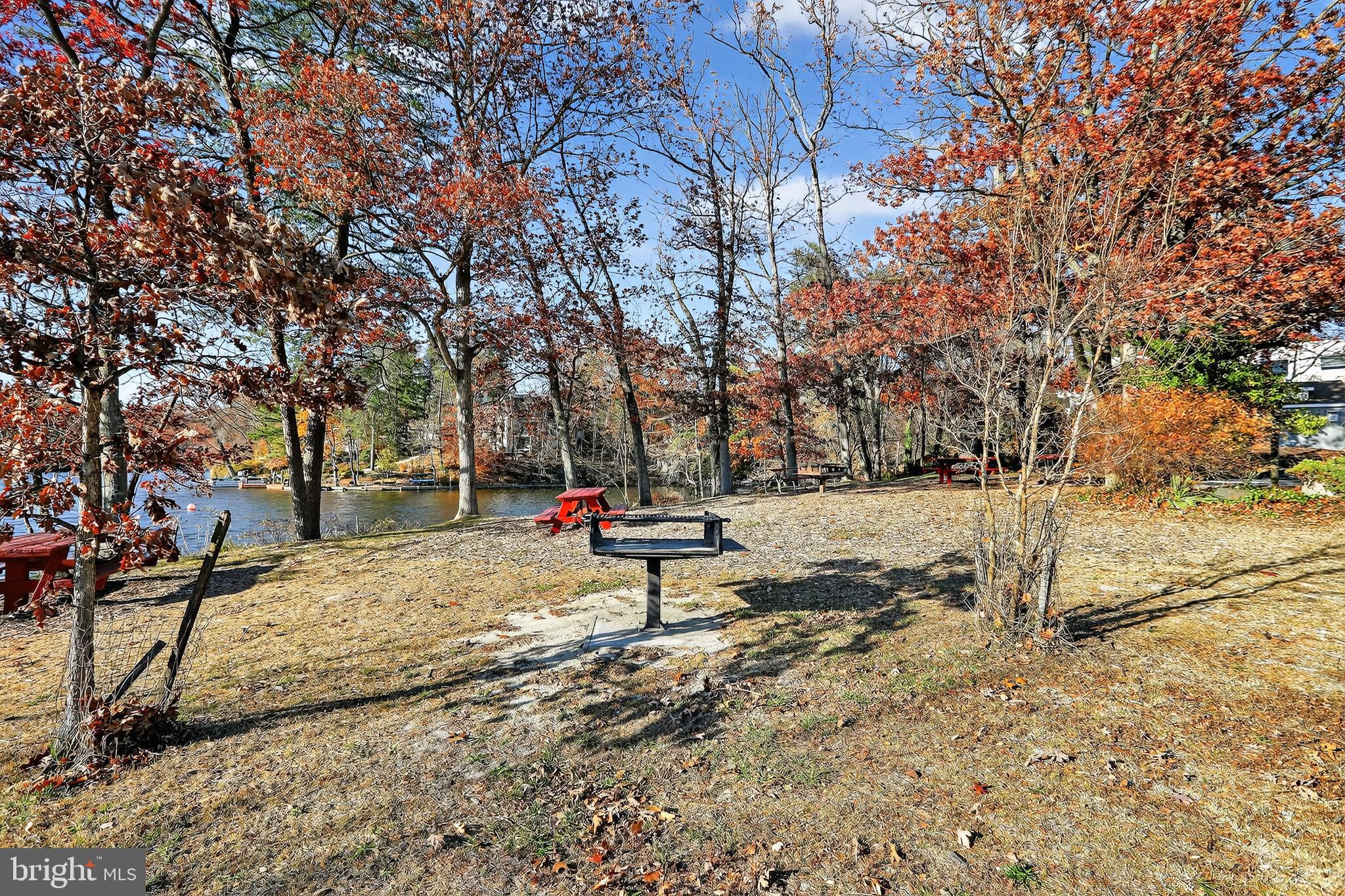 LAKE BARCROFT - Residential