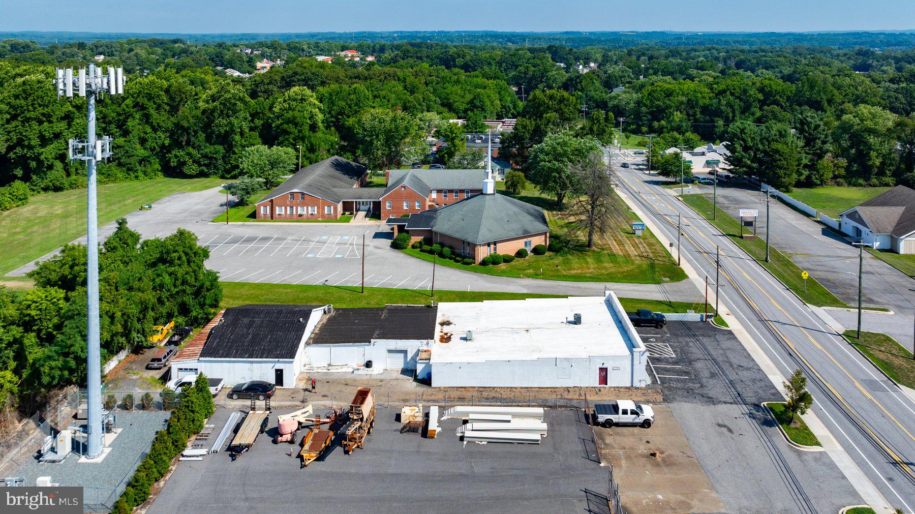 Main image without alt text