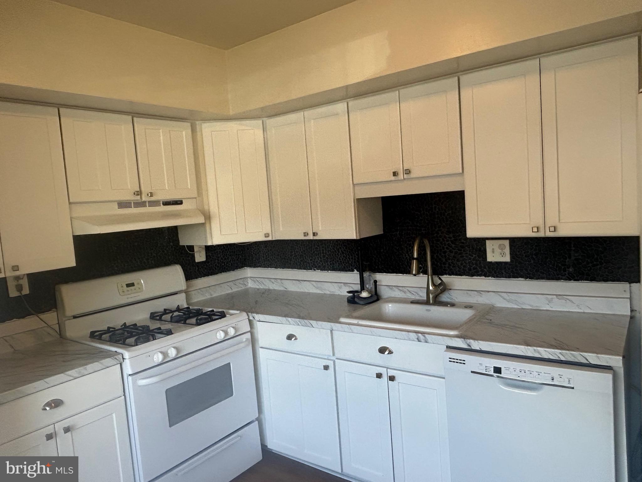 MOSBY WOODS - Residential Lease