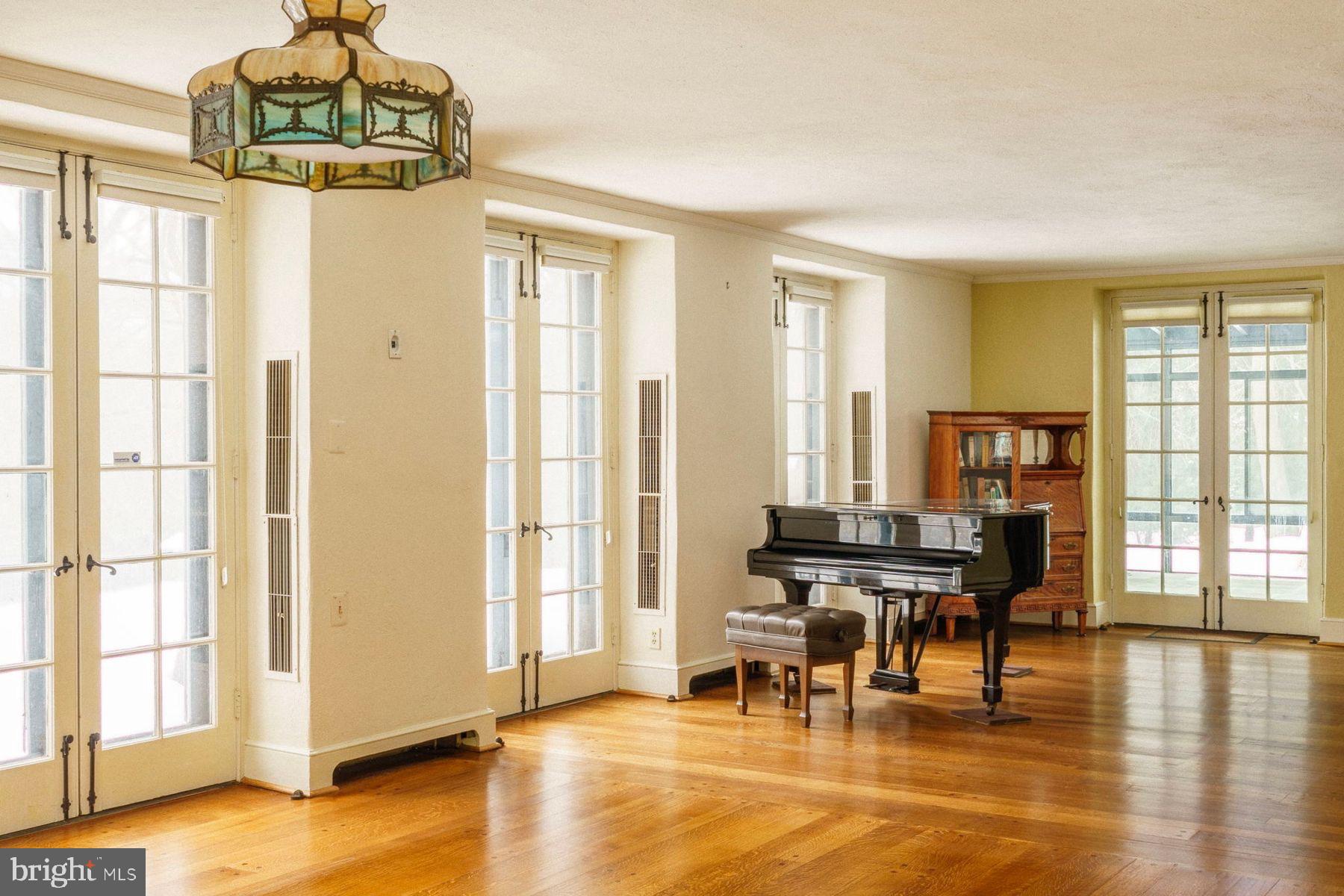 CHESTNUT HILL - Residential