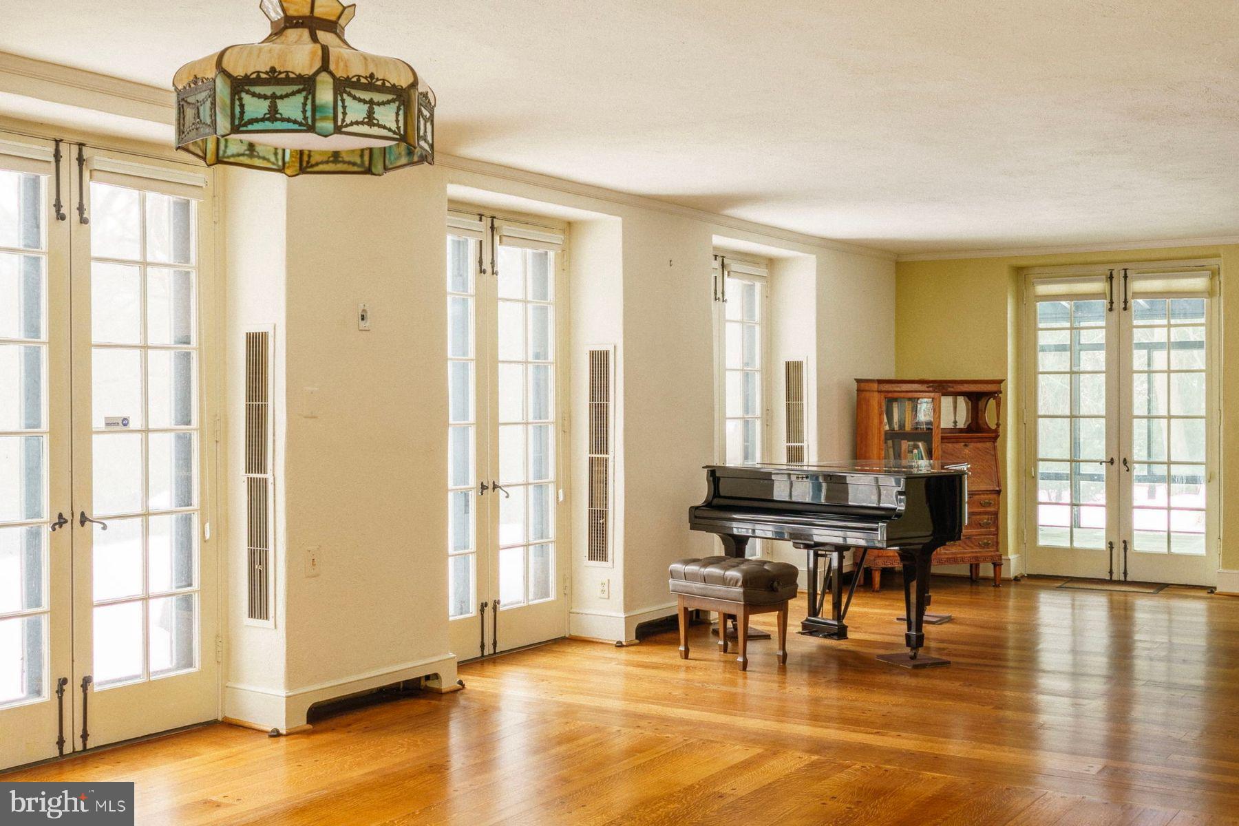 CHESTNUT HILL - Residential