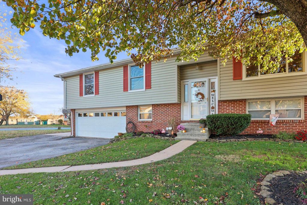 Photo of 520 Oakwood Drive, DOVER, PA 17315 (MLS # PAYK2093274)