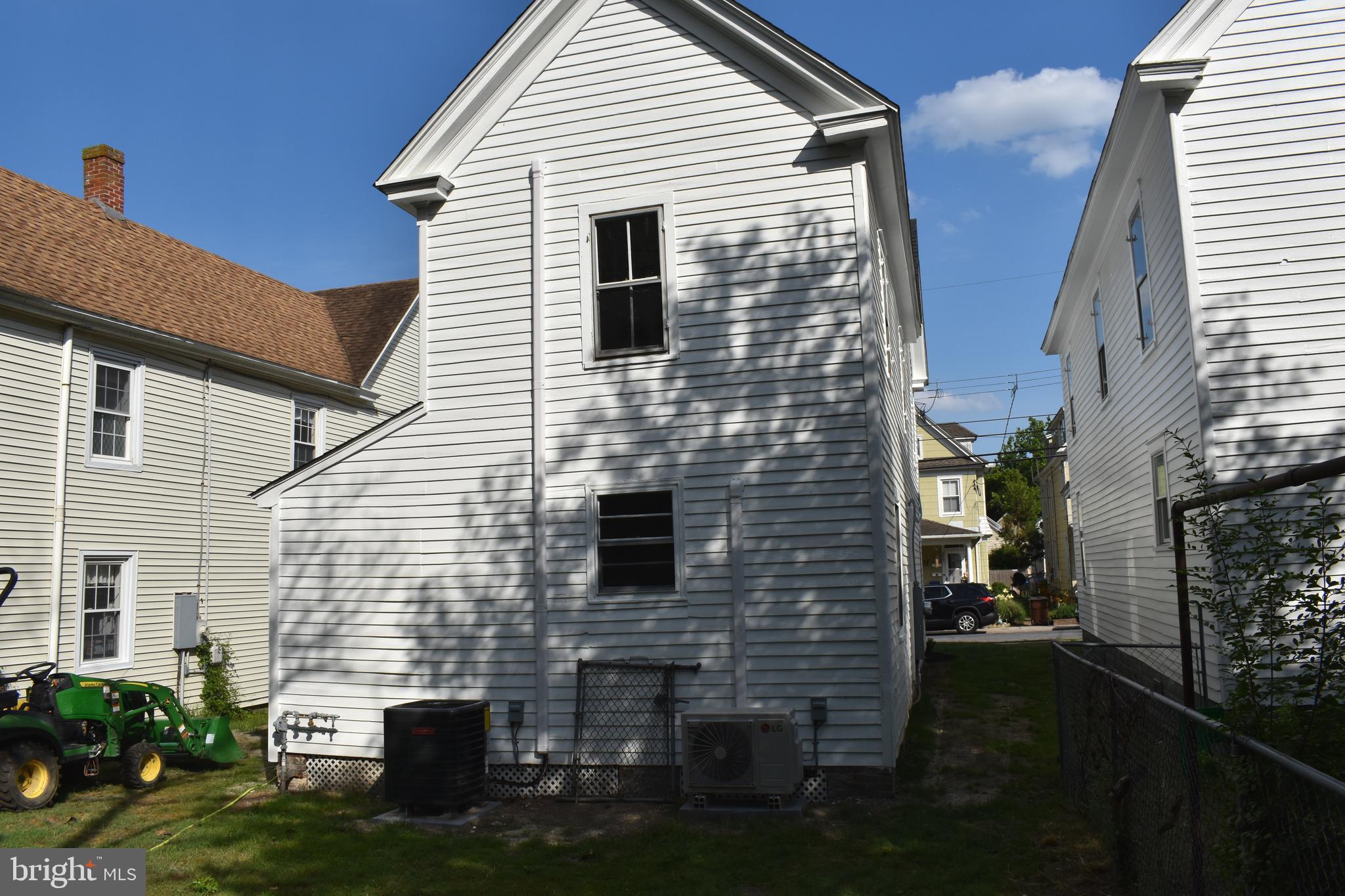 207 WILLIS STREET