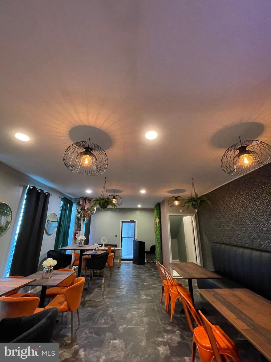 𝐂𝐨𝐦𝐦𝐞𝐫𝐜𝐢𝐚𝐥 𝐒𝐩𝐚𝐜𝐞 𝐟𝐨𝐫 𝐑𝐞𝐬𝐭𝐚𝐮𝐫𝐚𝐧𝐭 𝐟𝐨𝐫 𝐑𝐞𝐧𝐭
Commercial Space for Restaurant for Rent
Unique Opportunity for Entrepreneurs in the Gastronomy Sector! A commercial space for rent, ideal for a restaurant, fully equipped.

Property Features:
Location: 190 W Lehigh Ave 📍
Decoration: Modern and cozy interior design with high-quality furniture and themed decoration that creates the perfect atmosphere for diners.

Kitchen: Fully equipped kitchen with all the appliances and utensils needed to start operations immediately. Includes industrial stoves, refrigerators, exhaust hood, and more.

Capacity: Space for 30 or more diners, with flexible arrangement for tables and chairs.
Bathrooms: Impeccable sanitary facilities for customers and staff.

Extras: Adequate lighting, and storage space.

Benefits:

Strategic Location: Located in a high-traffic area, with excellent visibility and easy access for customers. Just 16 minutes from Downtown Philadelphia.
Ready to Operate: No additional investment required for renovations or equipment. All appliances, kitchen utensils, and staging are included.

Versatility: Perfect for a variety of culinary concepts, from fine dining to fast food.
Don’t miss the opportunity to establish your restaurant in a space that combines style, functionality, and an unbeatable location. Contact us now for more details and to schedule a visit!📞📅