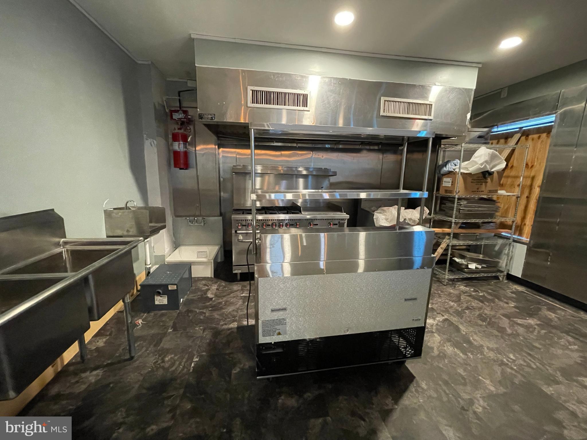 190 W LEHIGH AVENUE COMMERCIAL SPACE