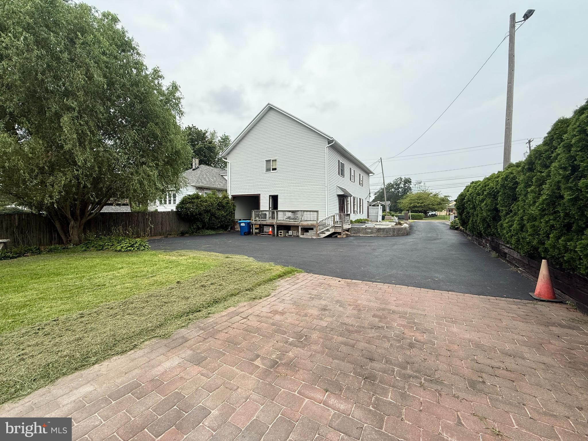 Main image without alt text