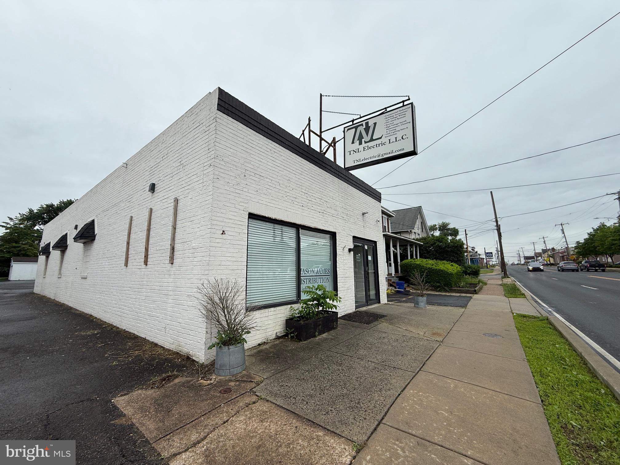 27 W LINCOLN HIGHWAY