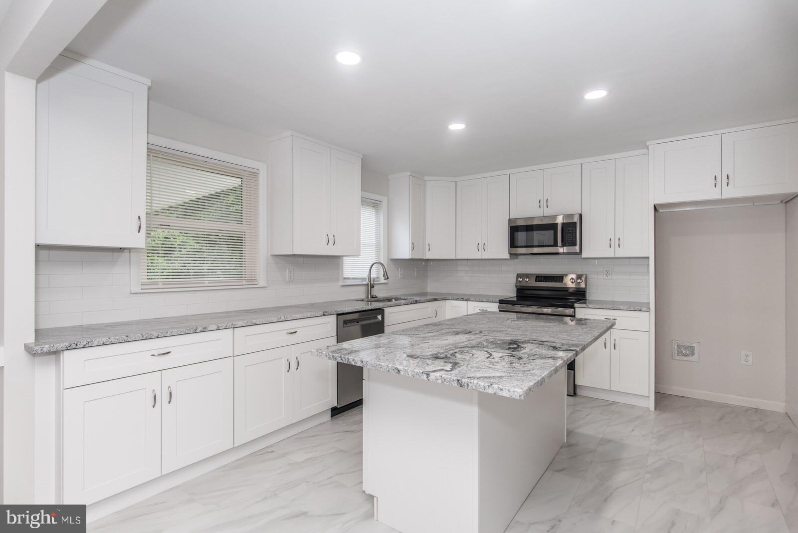 LONDONDERRY WOODS - Residential