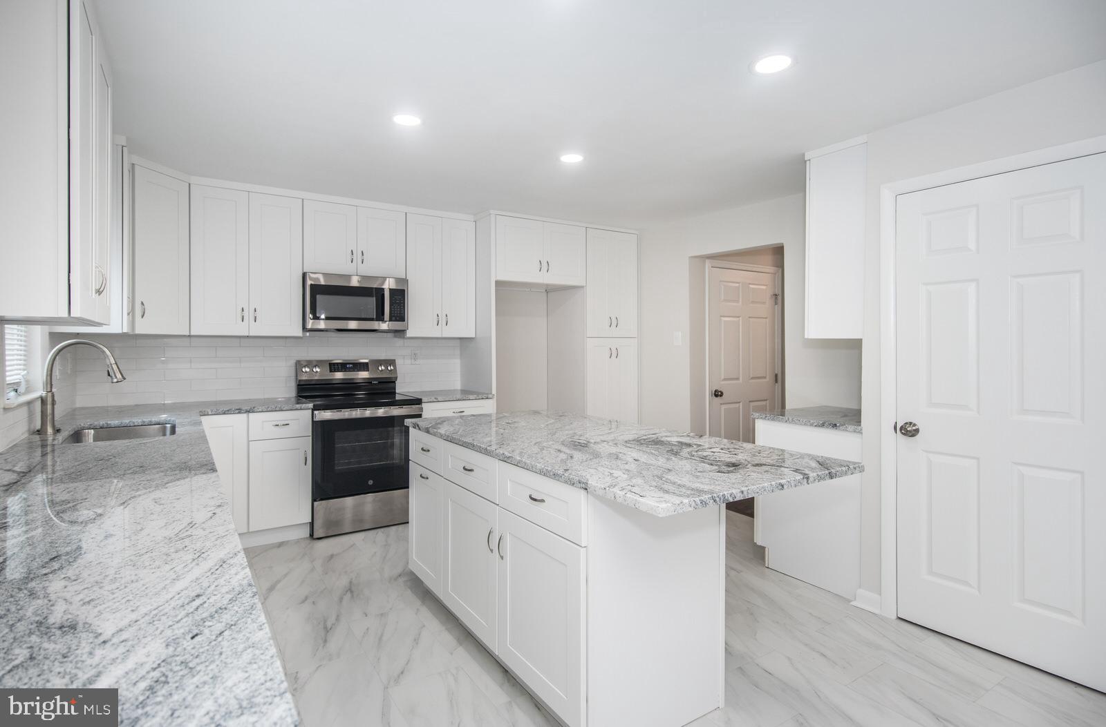 LONDONDERRY WOODS - Residential