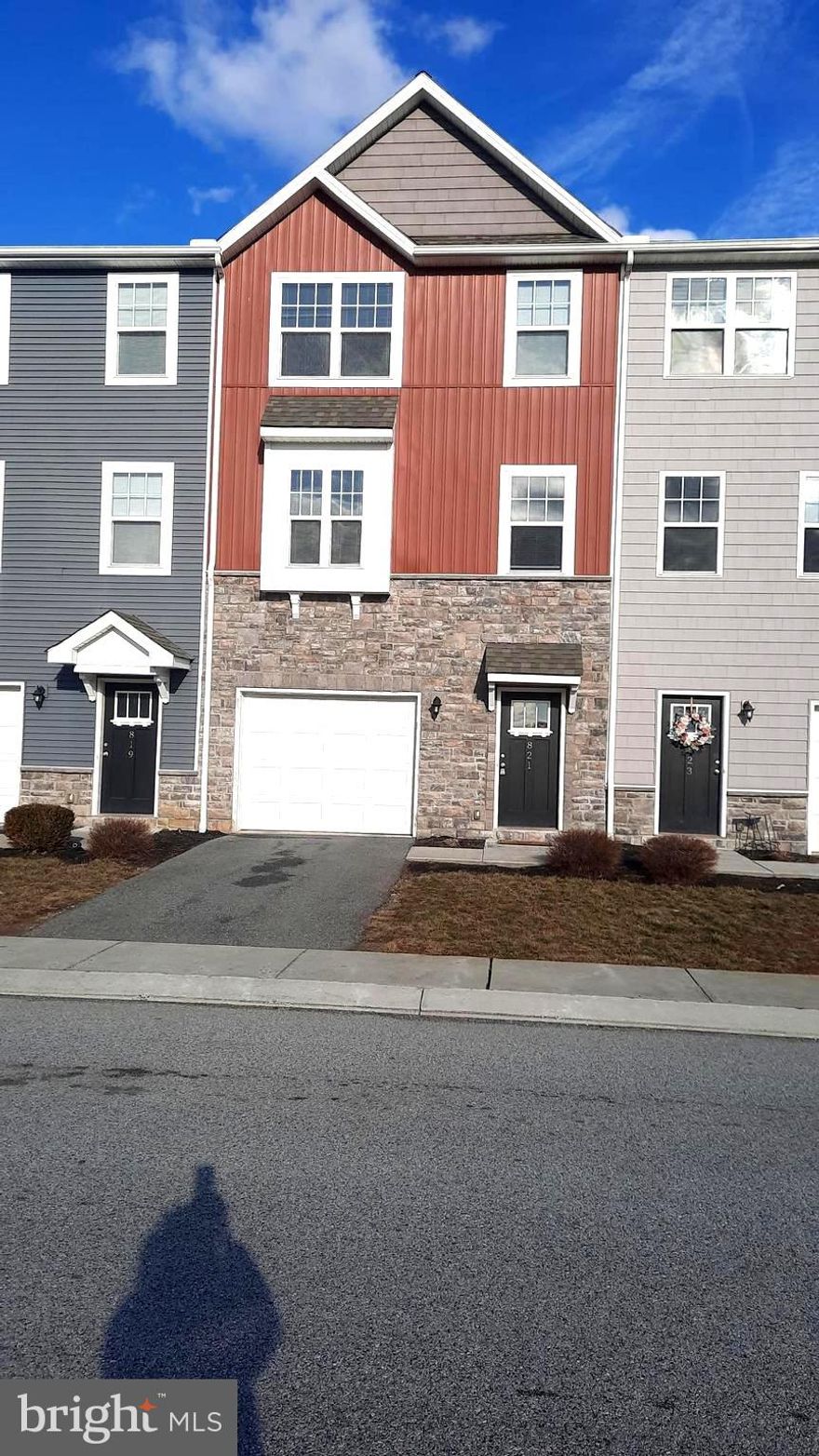 Beautiful townhome available for lease in the very popular Admirals Quay development. This home offers granite countertops in the kitchen and a first-floor unfinished bonus room.