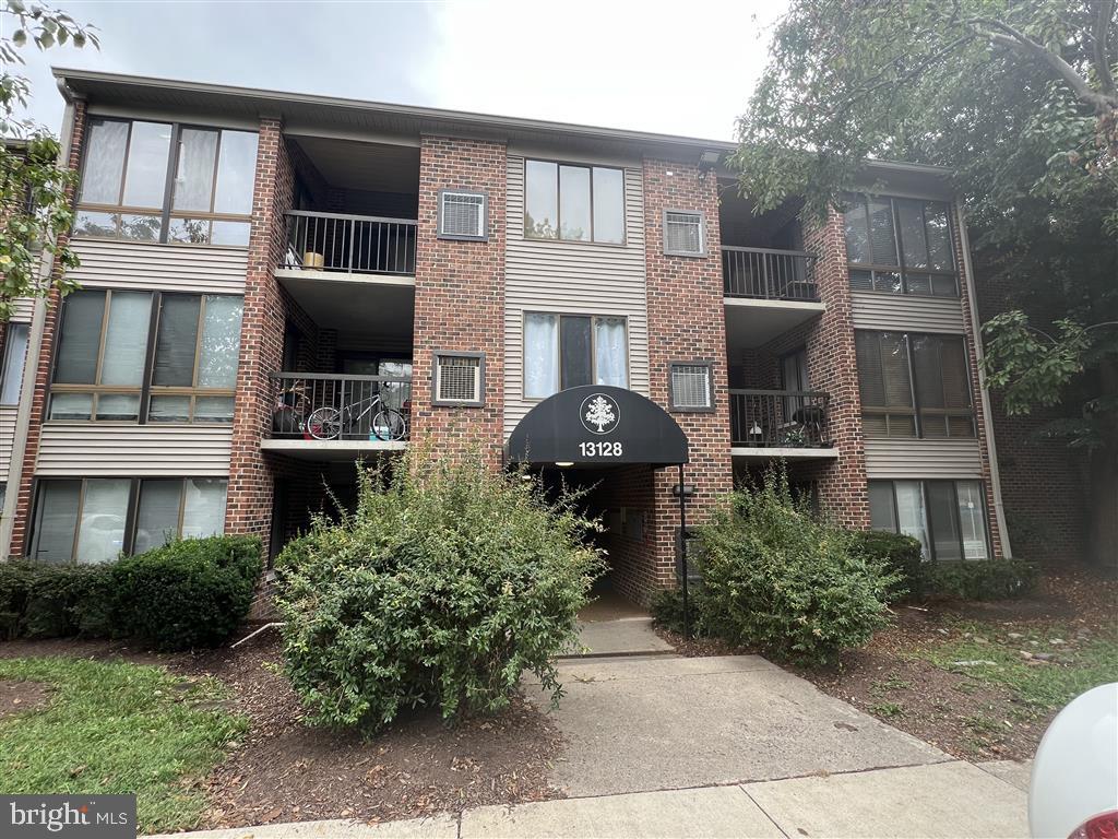 This spacious 2-bedroom, 2-bathroom ground-floor condo is a blank canvas, ready for you to customize and make it your own. The $300 monthly HOA fee covers snow removal and all exterior maintenance, including the roof, siding, and balconies. Conveniently located near shopping and commuter routes.