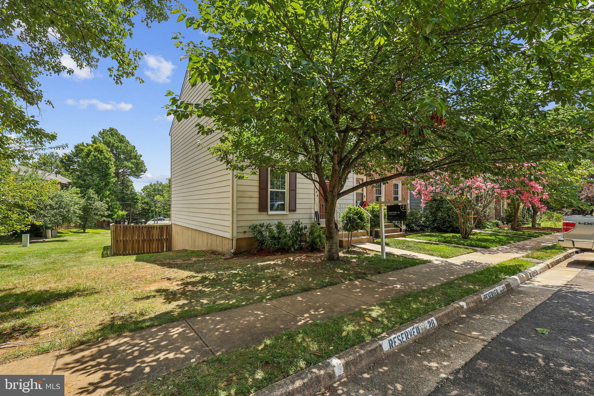 7403 HOUNDSBURY COURT