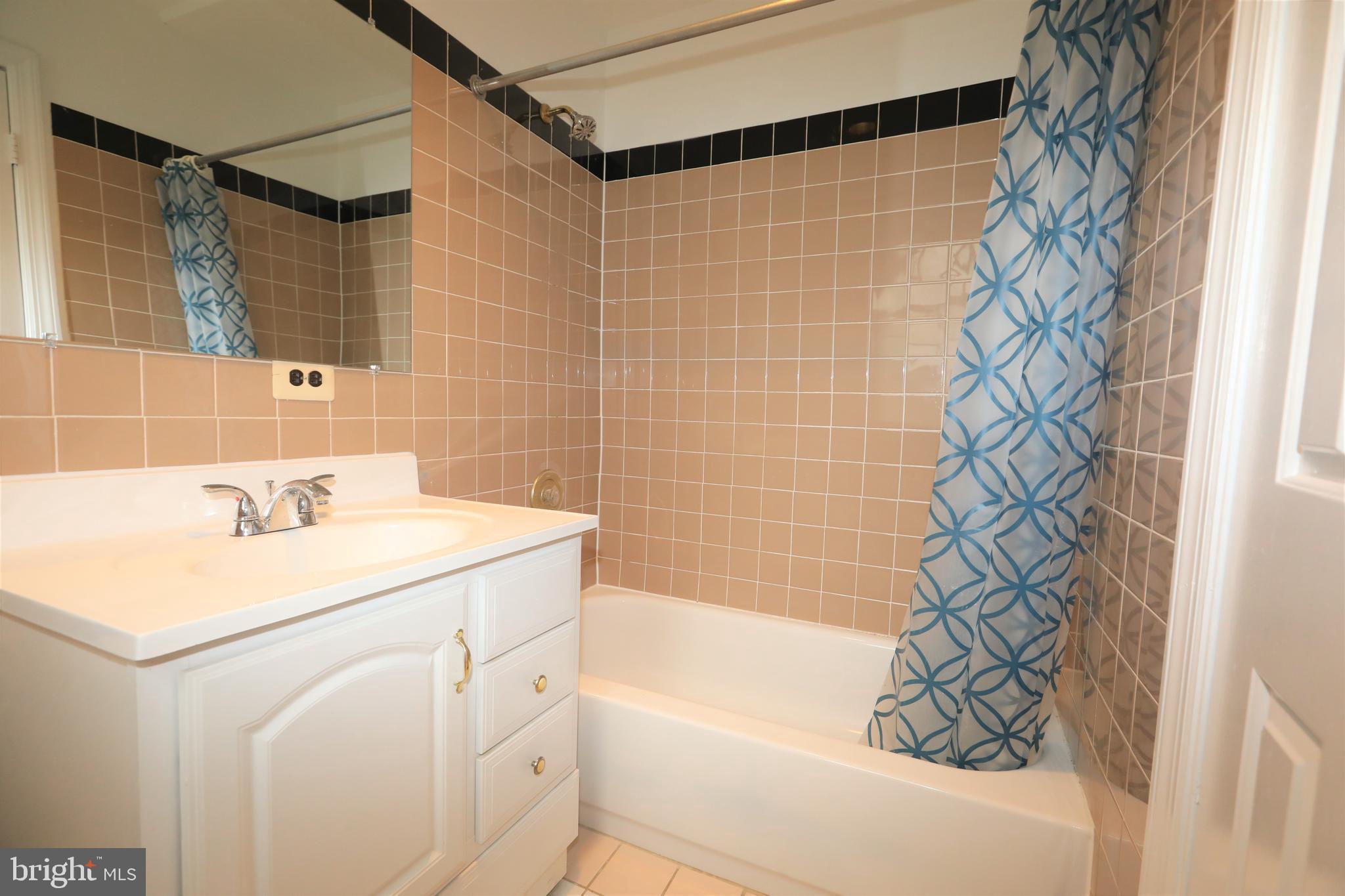 ELMWOOD MANOR - Residential