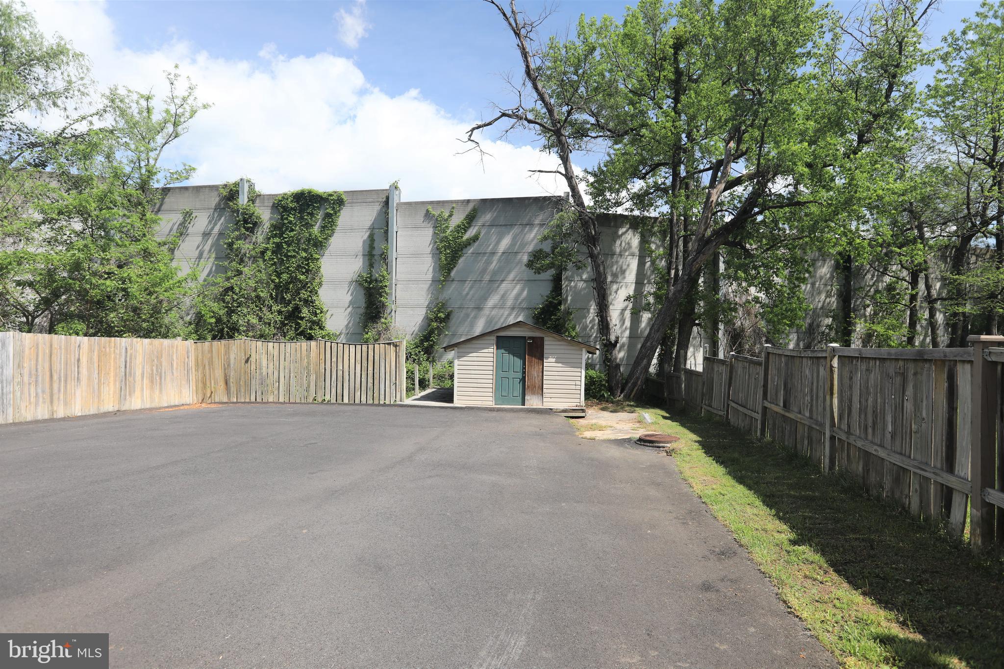 ELMWOOD MANOR - Residential