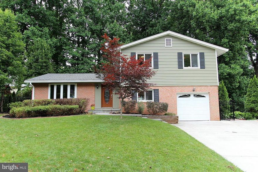 Gorgeous, gorgeous, Regent model in sought after Kings Park West and Robinson District! Friday night concerts on Royal Lake Park and Farmer's Market on Saturdays at the VRE only 1.5 miles away. Easy access to 95, 66 123 and trails to Burke Lake Park. Double wide driveway! Many Updates. Settle at Cardinal and get a free one year Home Warranty! You are going to LOVE it here! NO HOA. 4 levels.