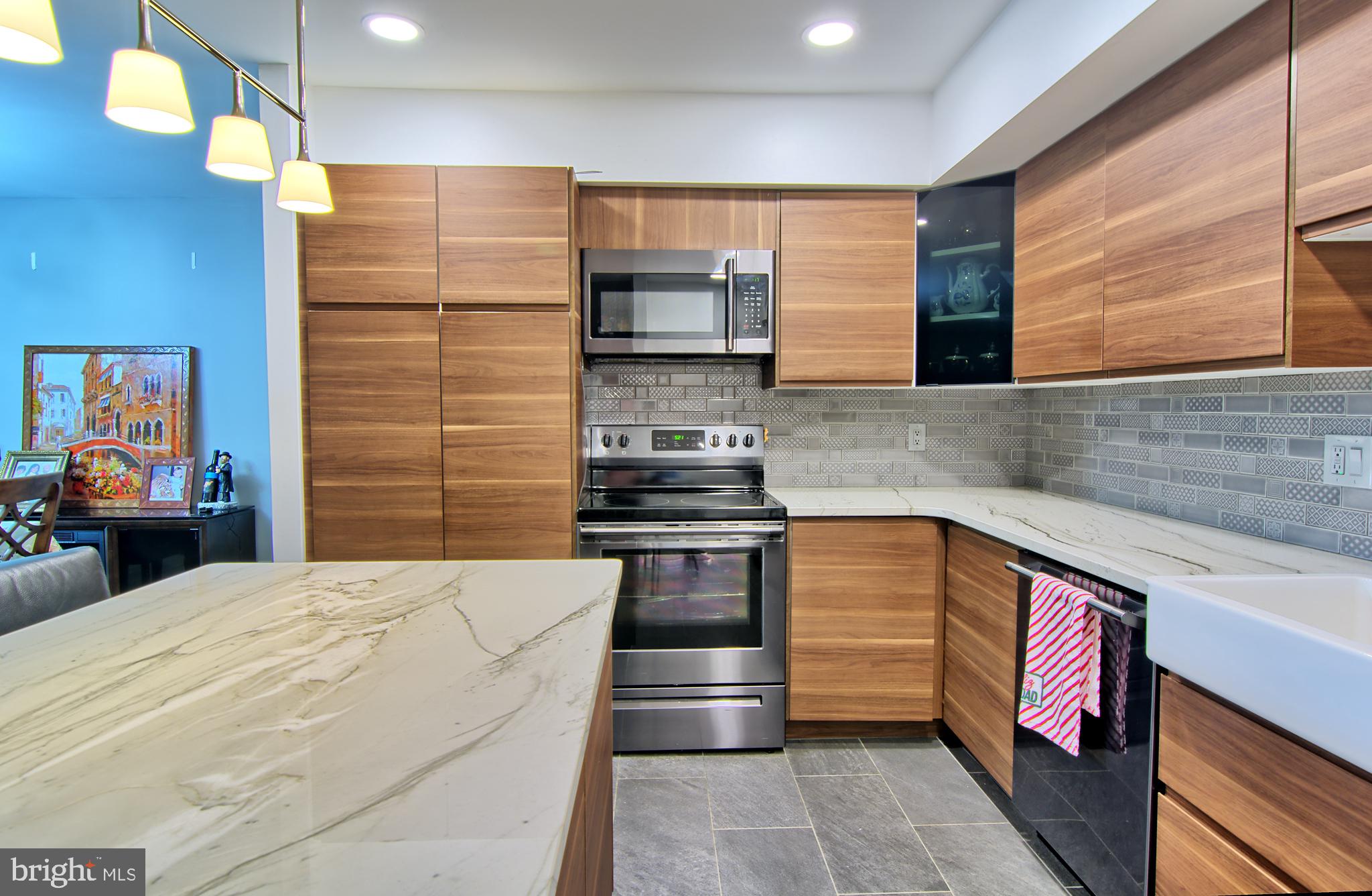 12 STONEHENGE CIRCLE 12-5
