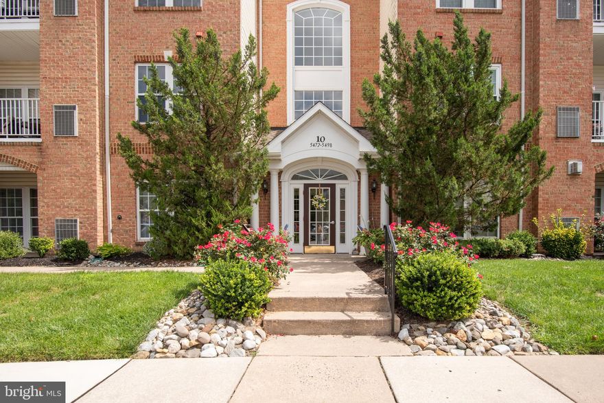 Welcome to 5472 Glenthorne Ct., a Ground Floor Condo nestled near White Marsh, MD offering Convenience to Shopping, Restaurants, and I95.  This Condo is in a Secure Elevator Building and has 2 Spacious Bedrooms, 2 Full Baths and a Den.  This Beauty has been Meticulously Maintained - add it to your list!