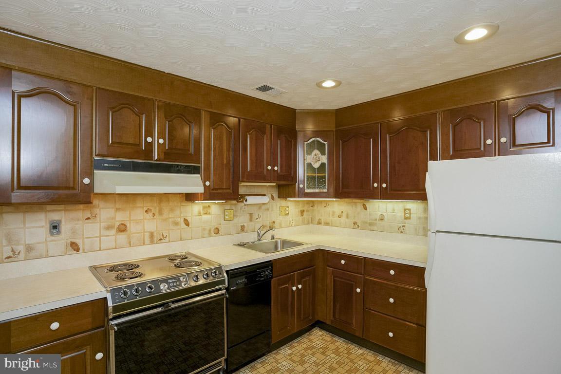 WOODLAND BEACH - Residential