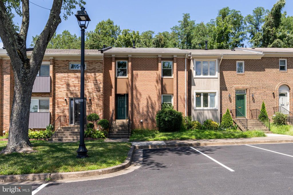 Photo of 8322 Highcliffe Court, ANNANDALE, VA 22003 (MLS # VAFX2273946)