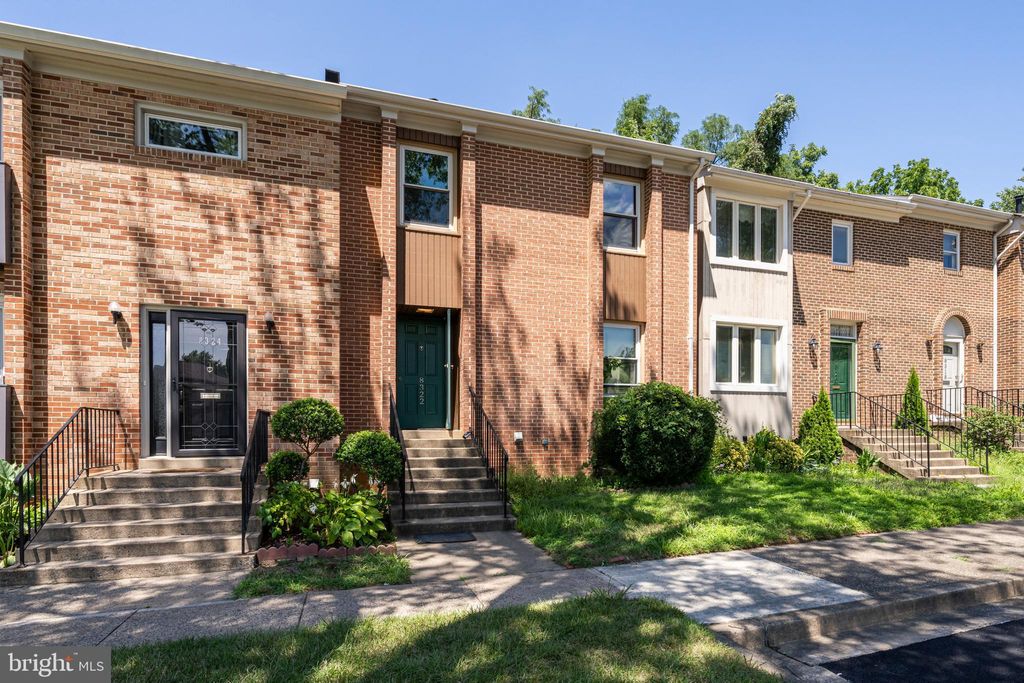Photo of 8322 Highcliffe Court, ANNANDALE, VA 22003 (MLS # VAFX2273946)