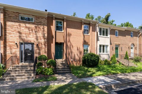 8322 HIGHCLIFFE COURT ANNANDALE VA 22003
