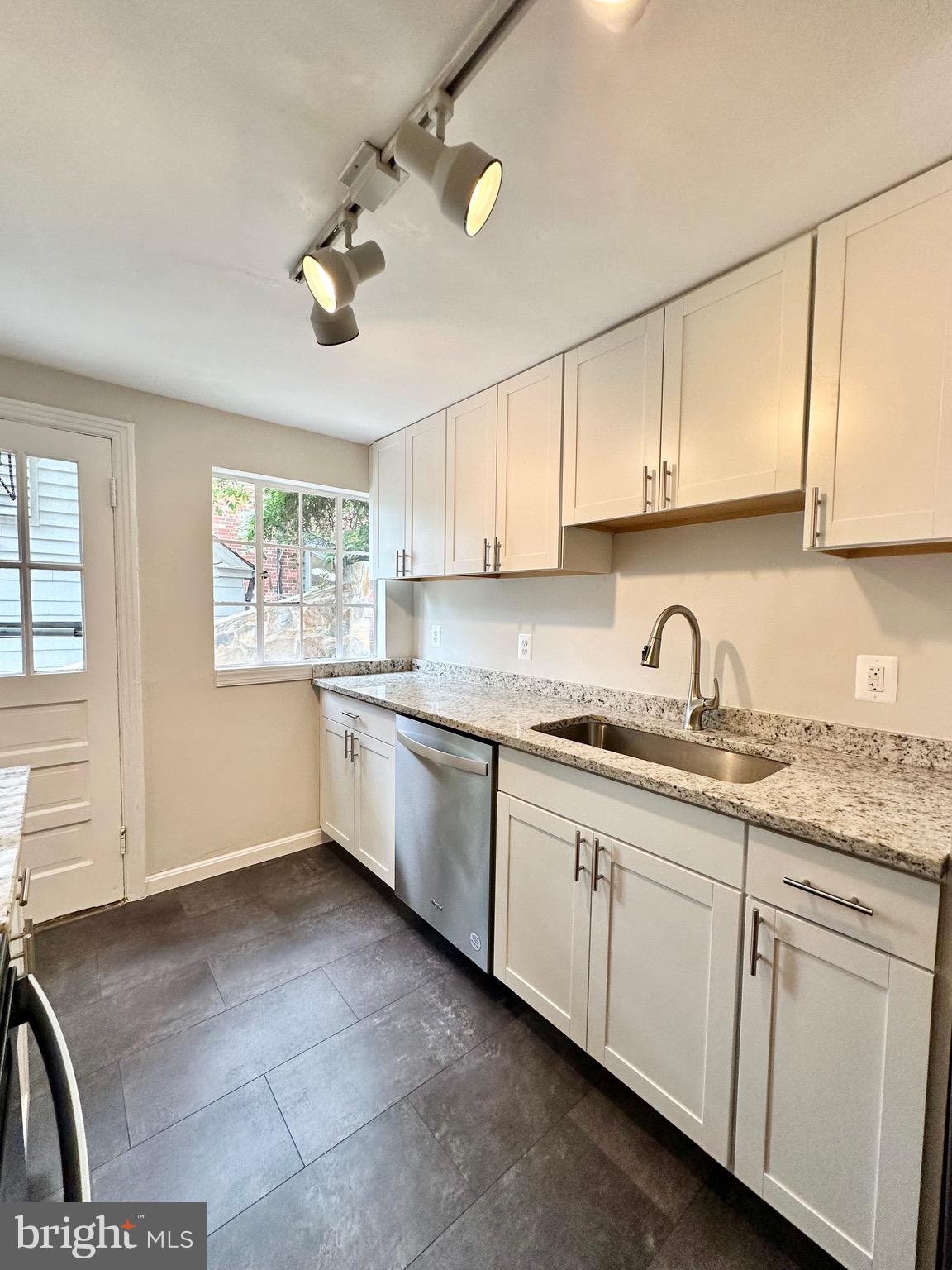 BEVERLEY HILLS - Residential Lease