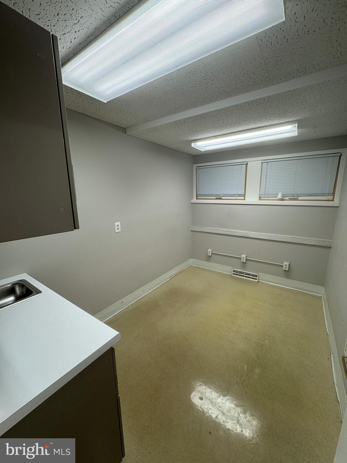 HIGHLANDS - Commercial Lease