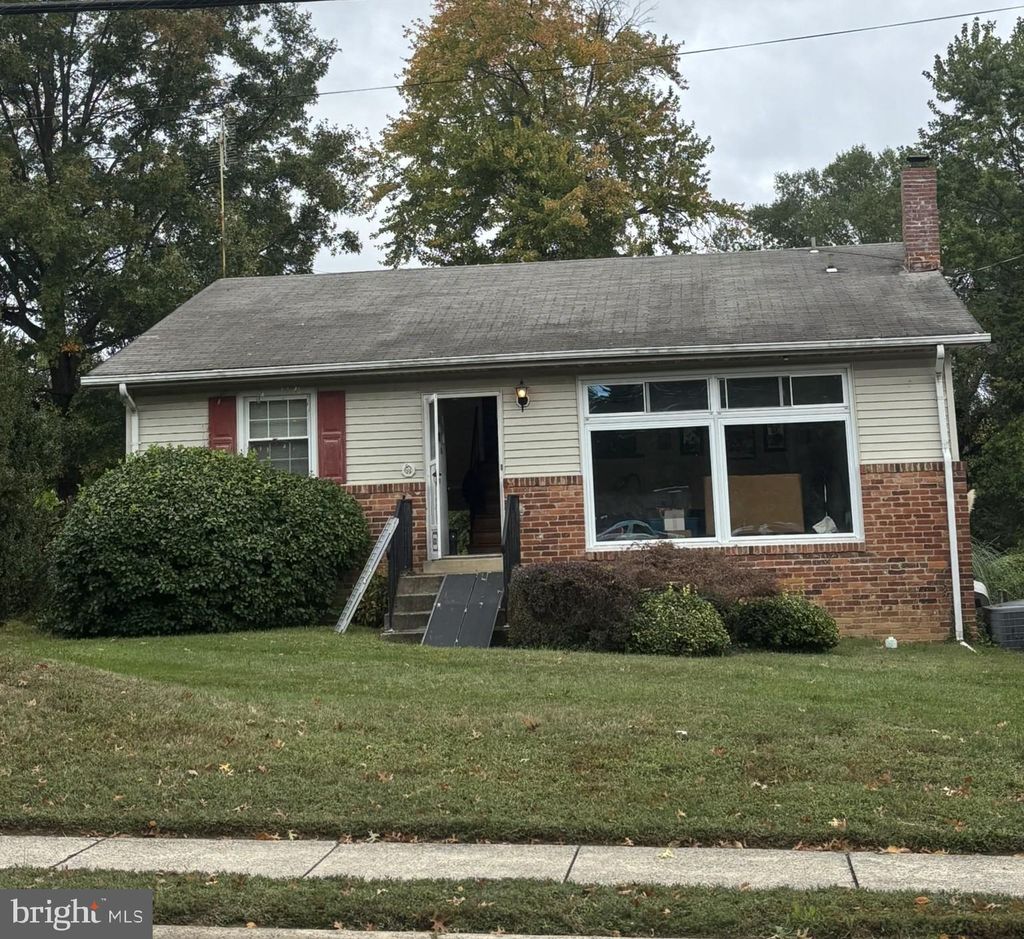 Photo of 6352 Hillcrest Place, ALEXANDRIA, VA 22312 (MLS # VAFX2274636)