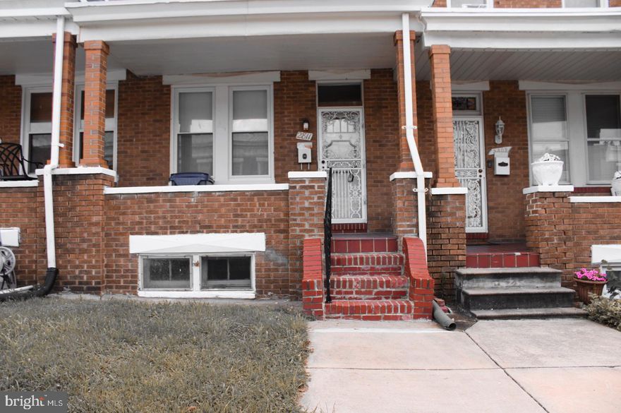 Renovated 3 Bedroom Townhouse well located one block from the park. Spacious house with outdoors fenced yard. Wood floors throughout the unit, freshly painted, in-unit laundry. Move-in ready. apply online. 
Pet case by case.