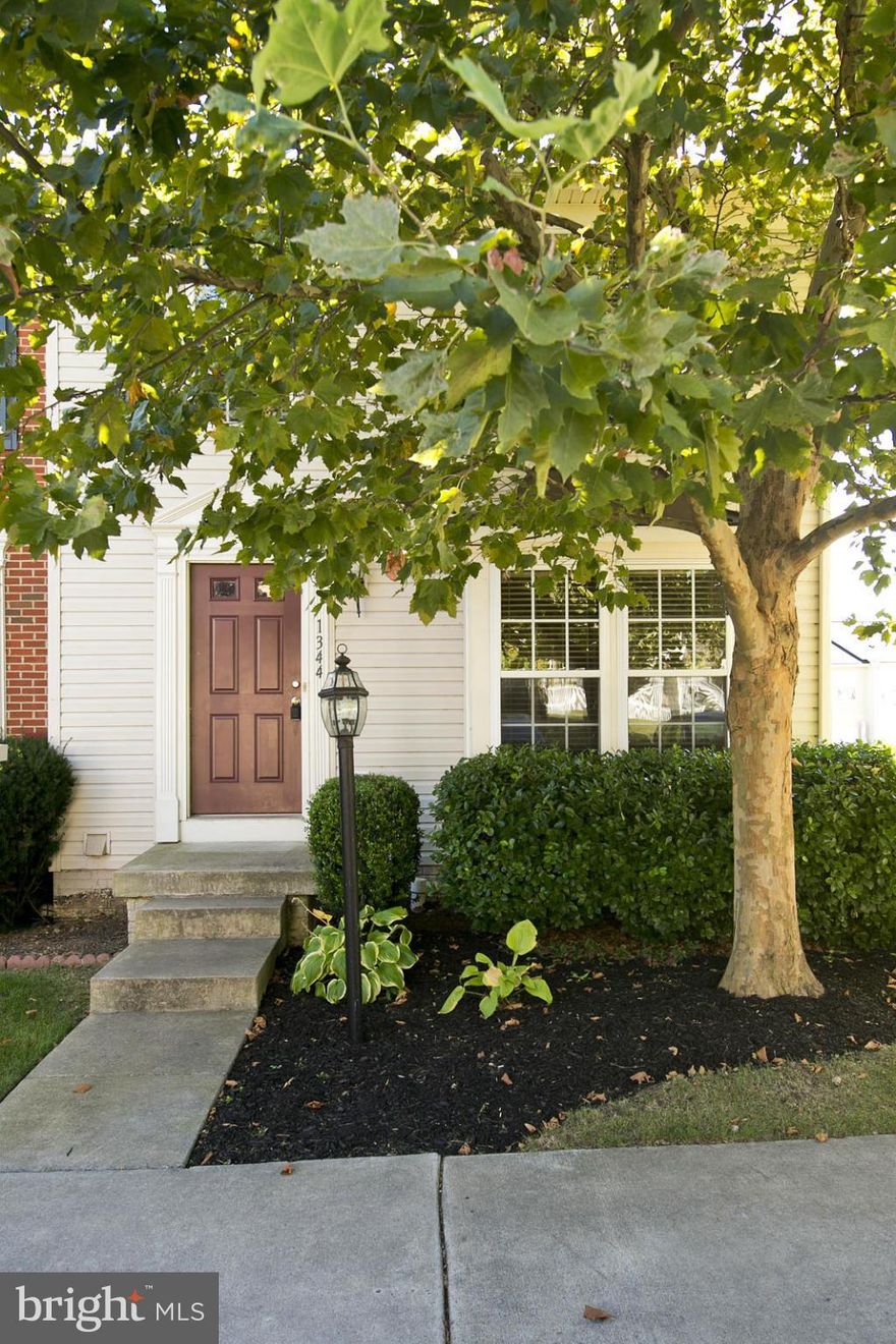 Gorgeous, very well maintained end unit townhome in sought after Fairfax Crossing. Home features 3 finished levels w finished basement w fireplace for entertaining, extra room for office/den. Entry level living with a complete kitchen. 3 bedroom and 2.5 baths, w a master soaking tub and a spacious master bedroom.  Convenient to Home Depot, Weiss, Kohls n multiple restaurants. Come see today!!