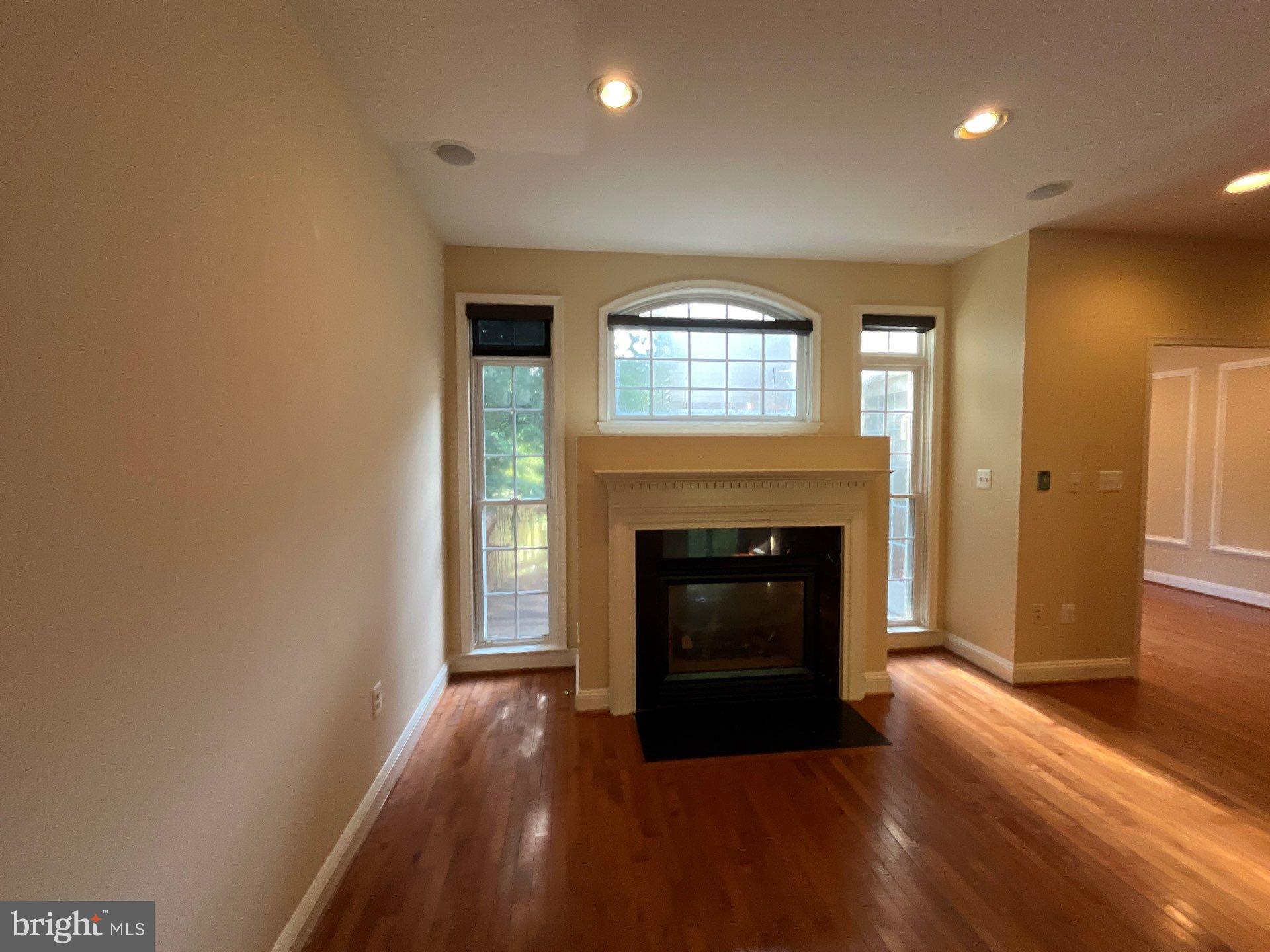 FAIRFAX CENTER LANDBAY - Residential Lease