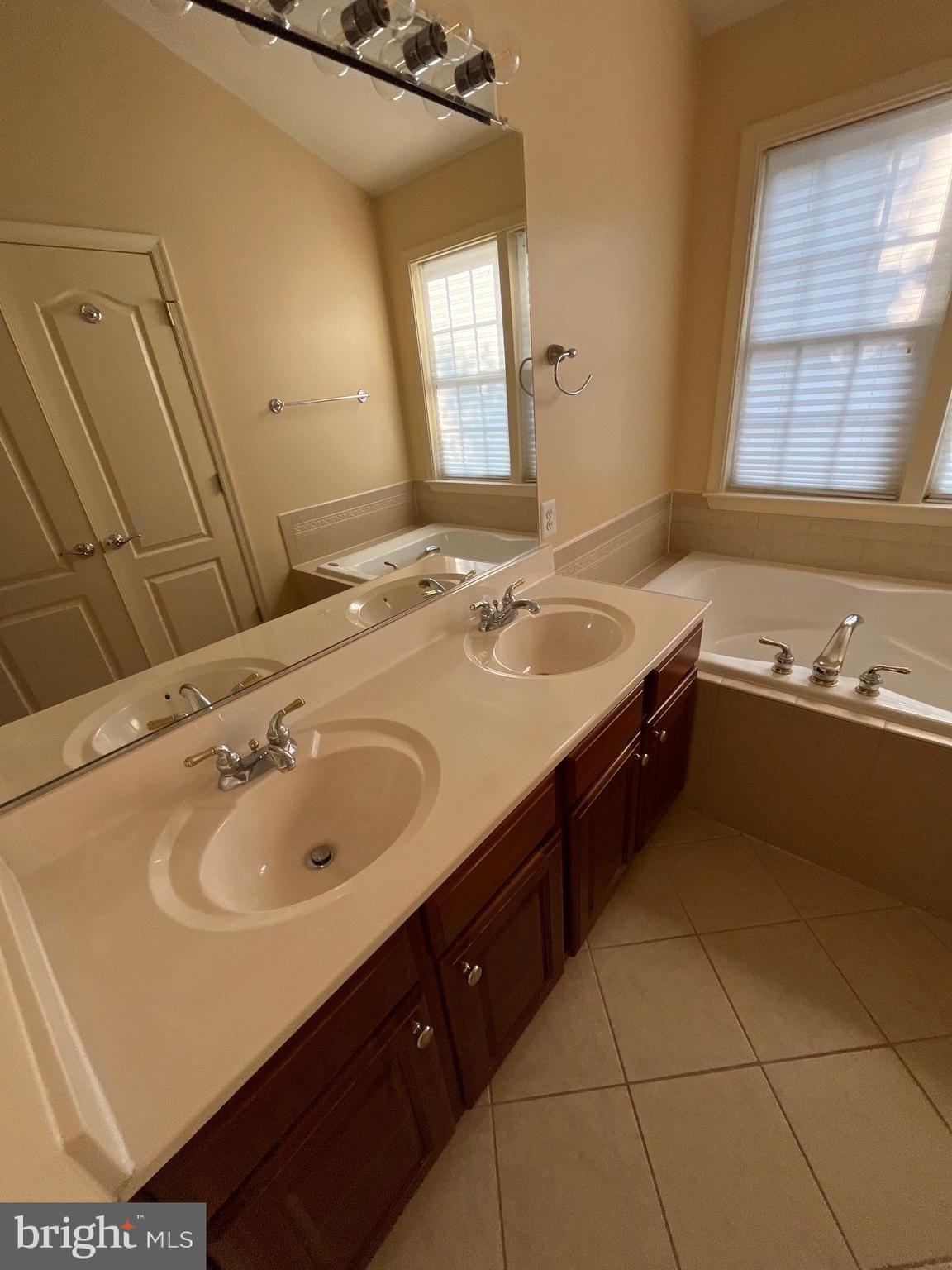 FAIRFAX CENTER LANDBAY - Residential Lease