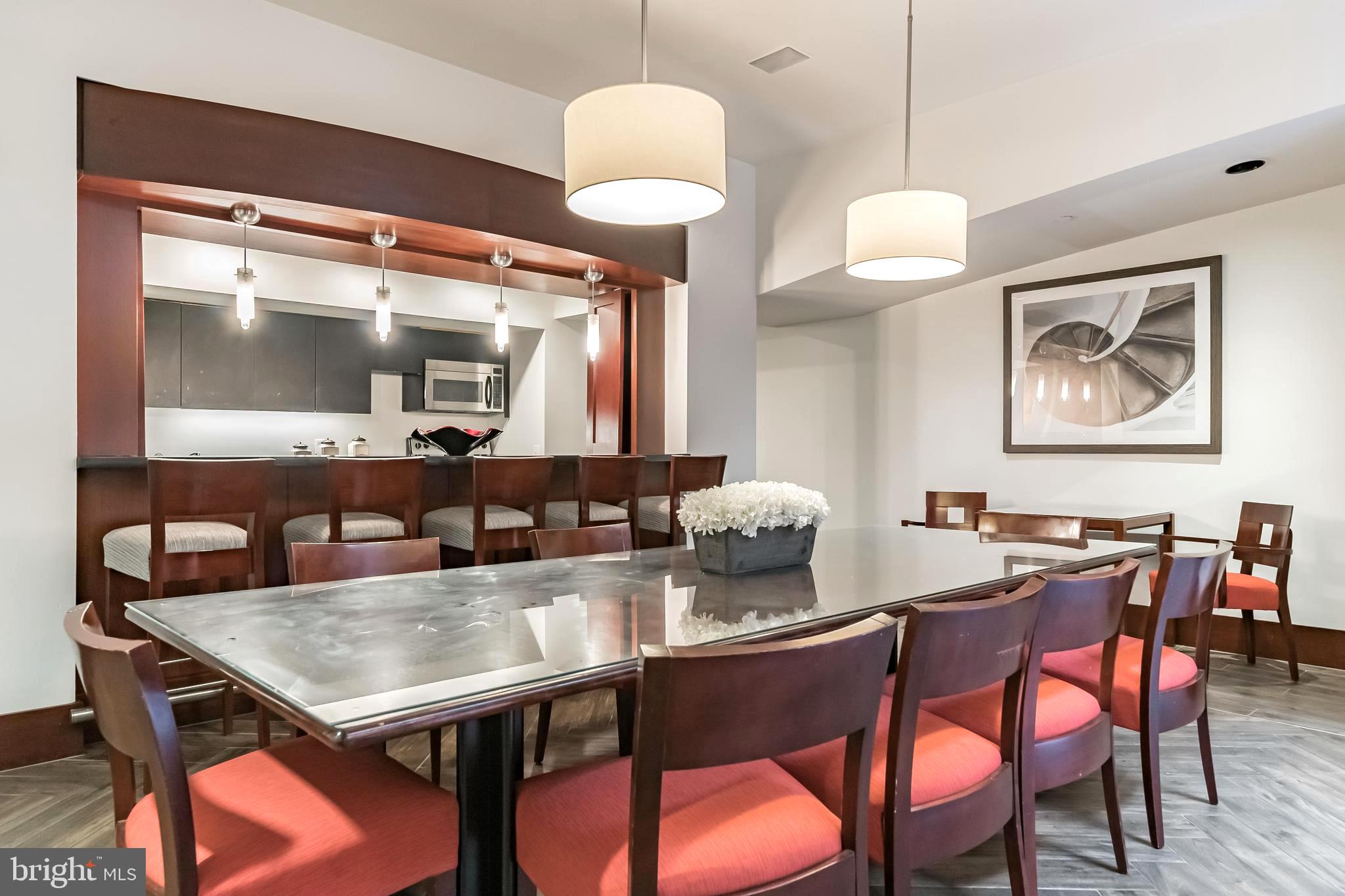 LOGAN SQUARE - Residential