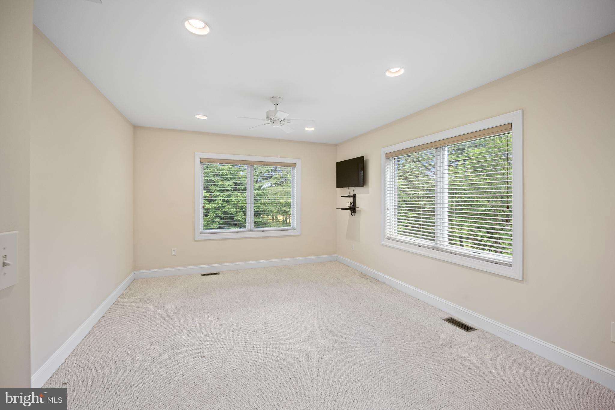 DARK HOLLOW - Residential