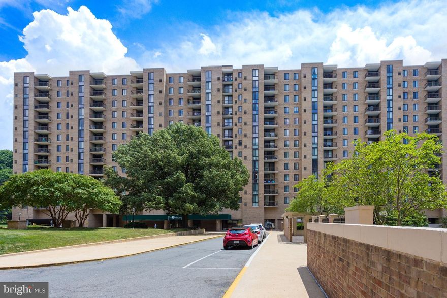 Rarely available. Largest 2 Bed + Den, 1286 s.f.of space, w/ large corner balcony, quiet side of building with southern exposure. HW floors in Living, Dinning and Den.  Updated kitchen with ceramic tile floors, full size washer and dryer.  Master Bed w/ balcony access.  One garage parking space and extra storage unit.  Building offers resort like amenities, Gym, Theater, Billiard, Pool, etc etc