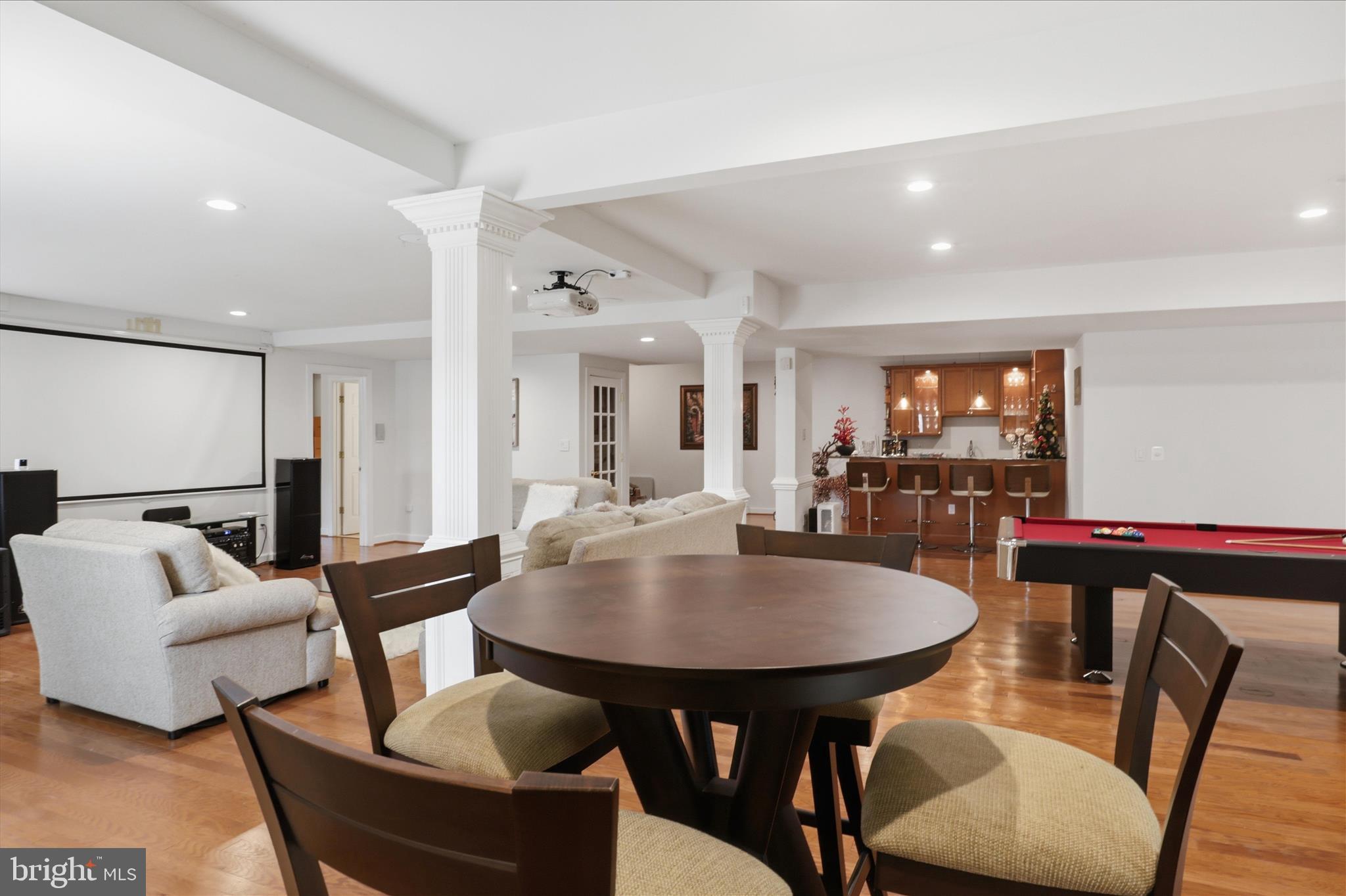 ANNANDALE OAKS - Residential