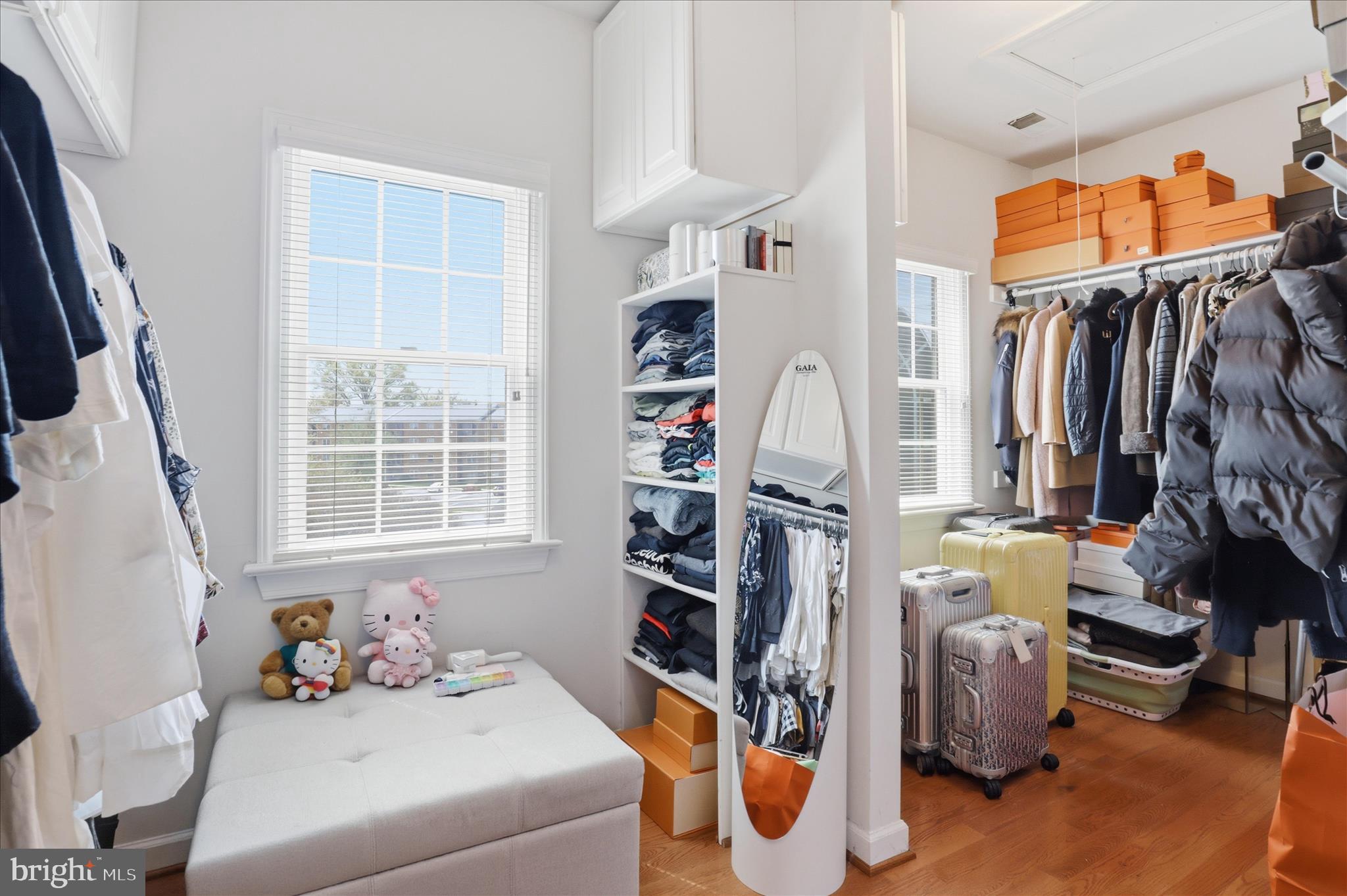 ANNANDALE OAKS - Residential