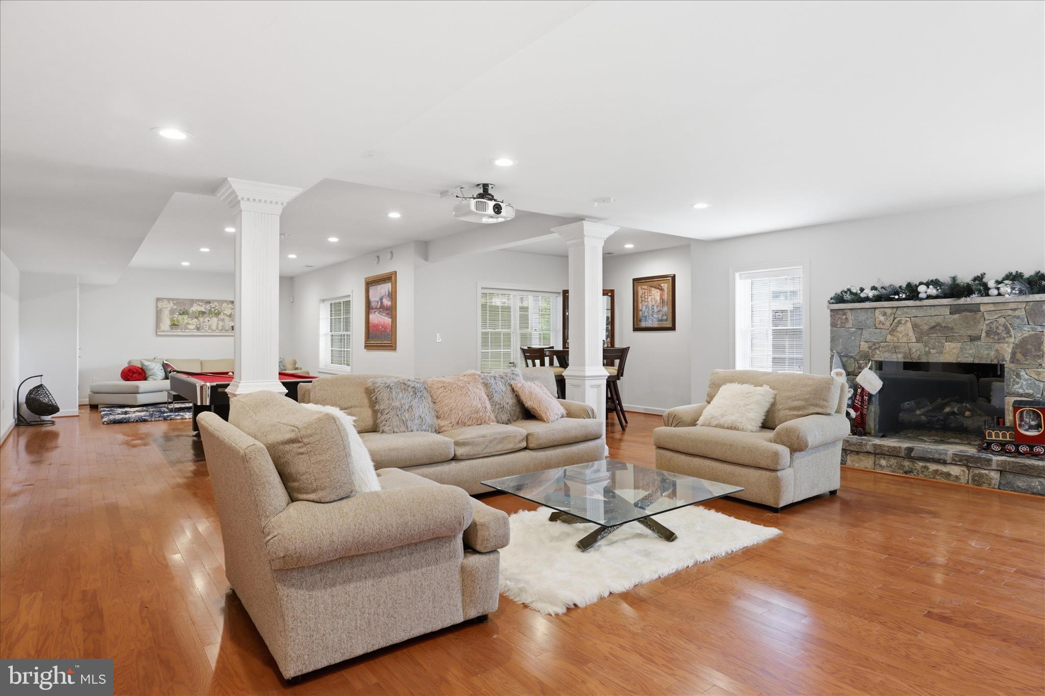 ANNANDALE OAKS - Residential