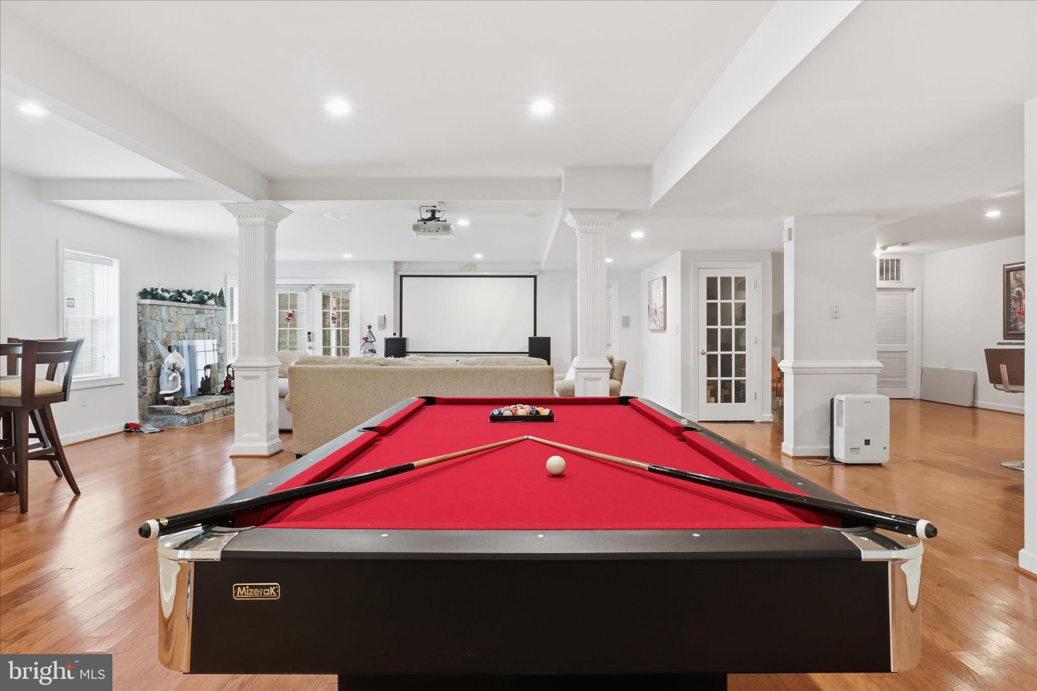 ANNANDALE OAKS - Residential