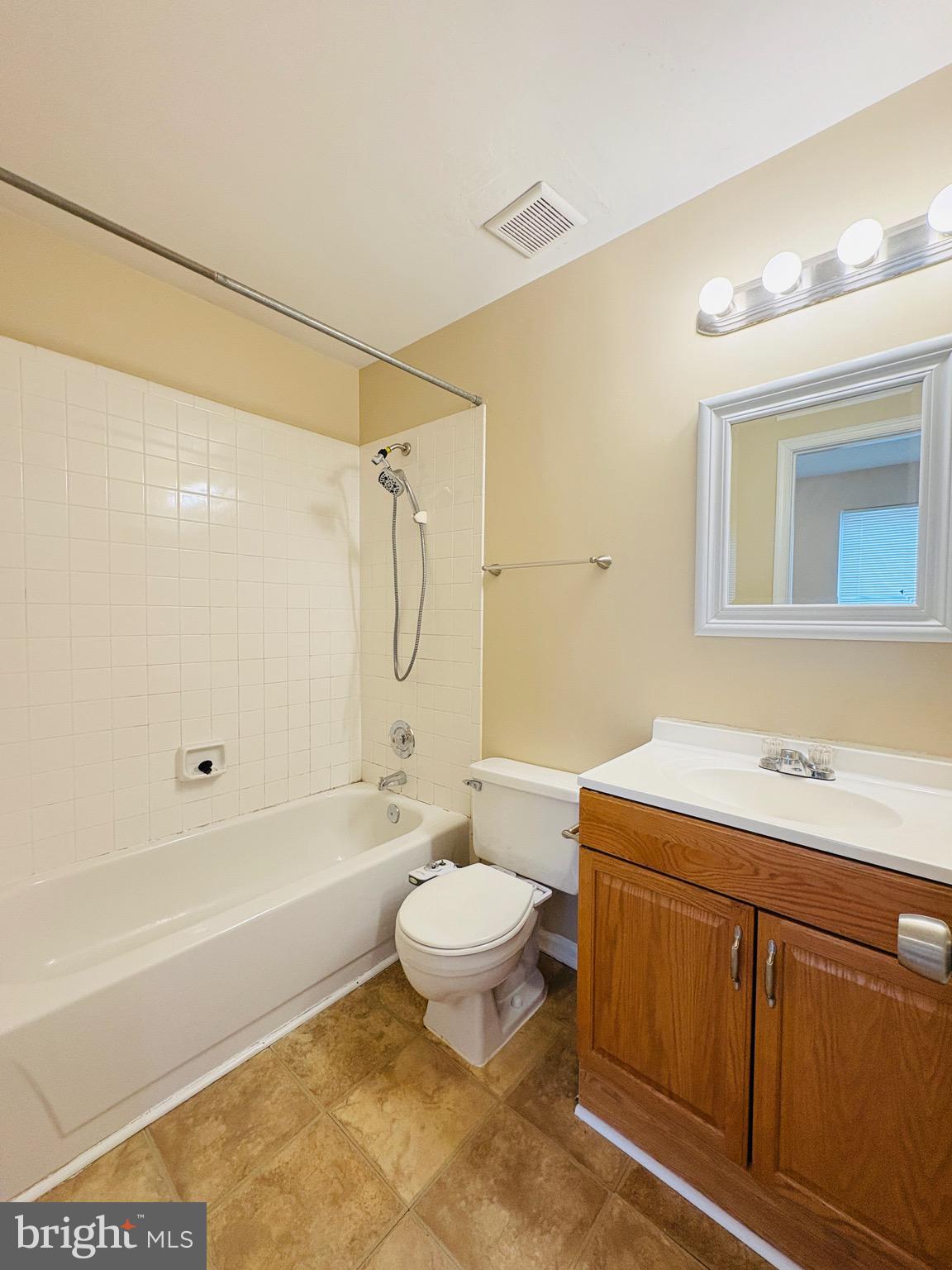 SINGLETONS GROVE - Residential Lease